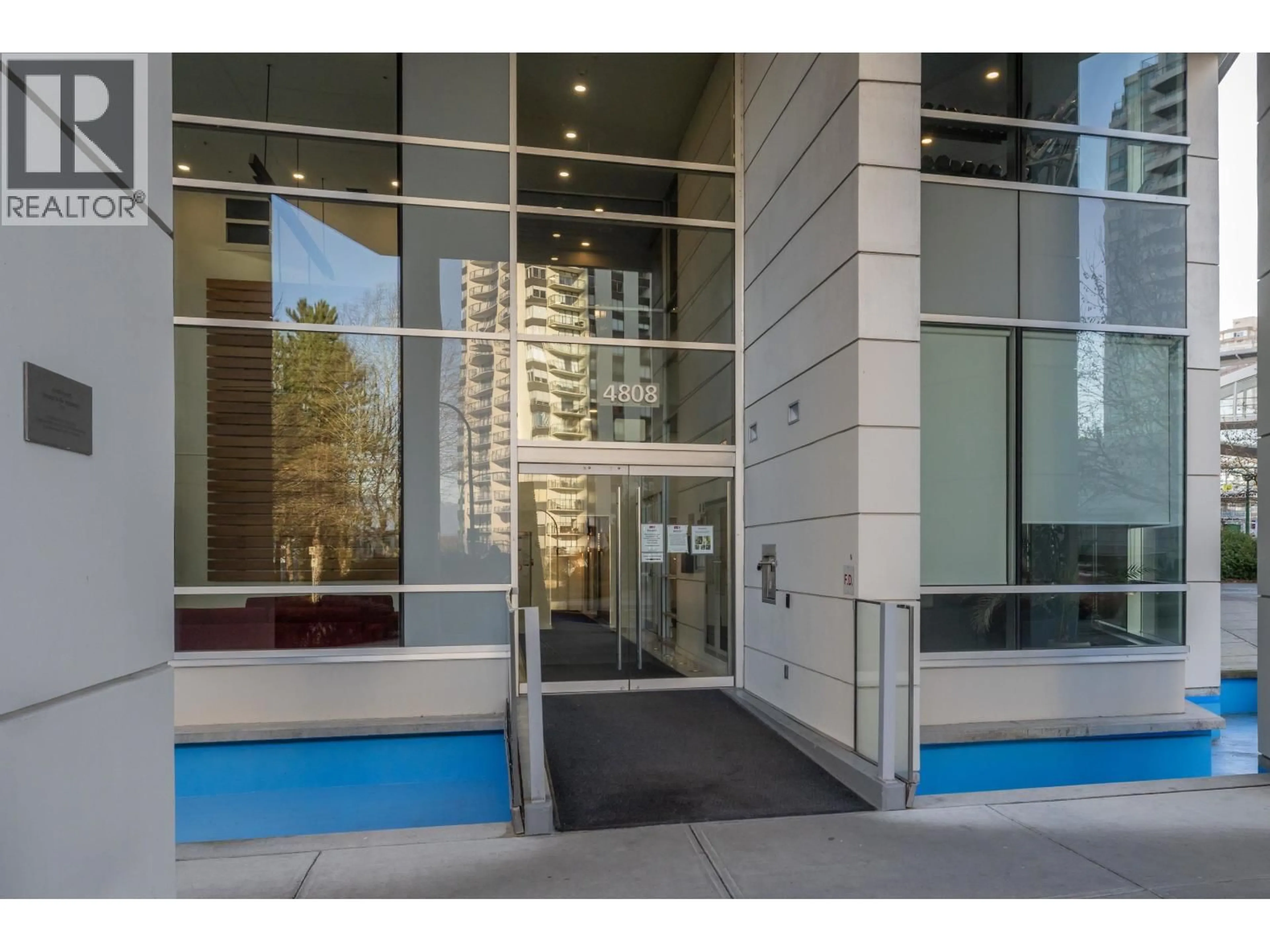 Indoor foyer for 702 - 4808 HAZEL STREET, Burnaby British Columbia V5H0A2