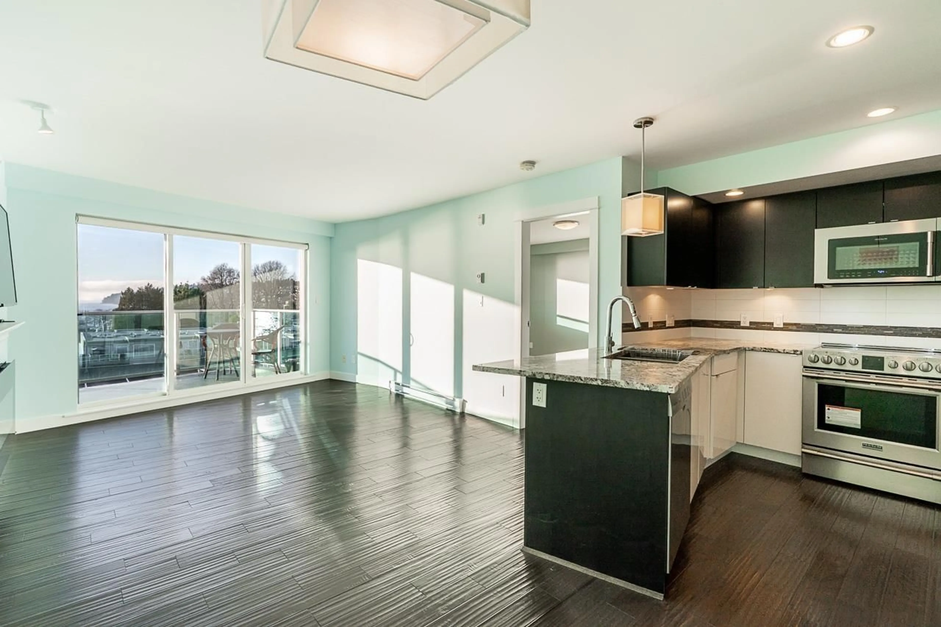 Open concept kitchen, unknown for 603 - 14955 VICTORIA AVENUE, White Rock British Columbia V4B1G2