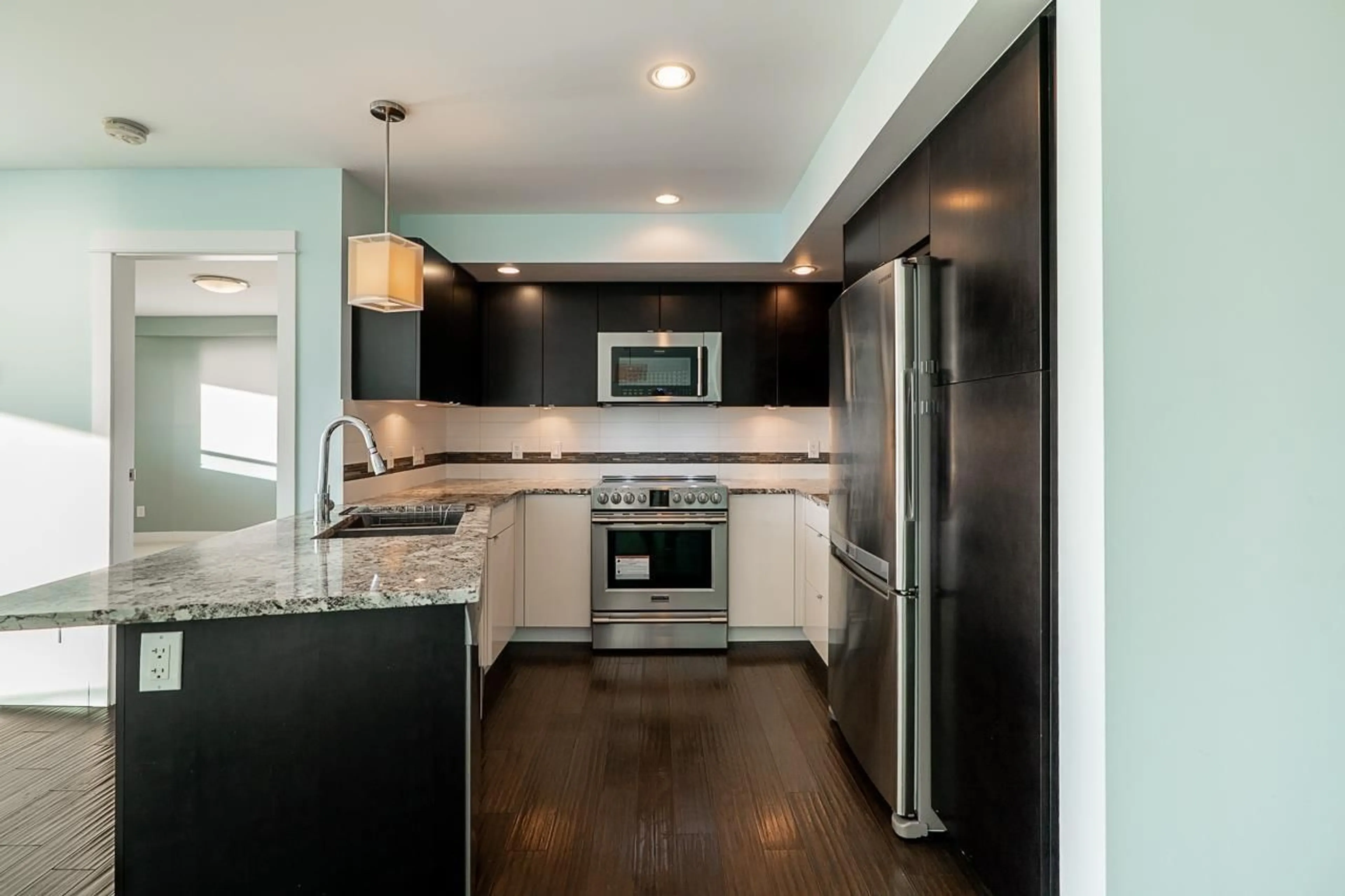 Contemporary kitchen, unknown for 603 - 14955 VICTORIA AVENUE, White Rock British Columbia V4B1G2