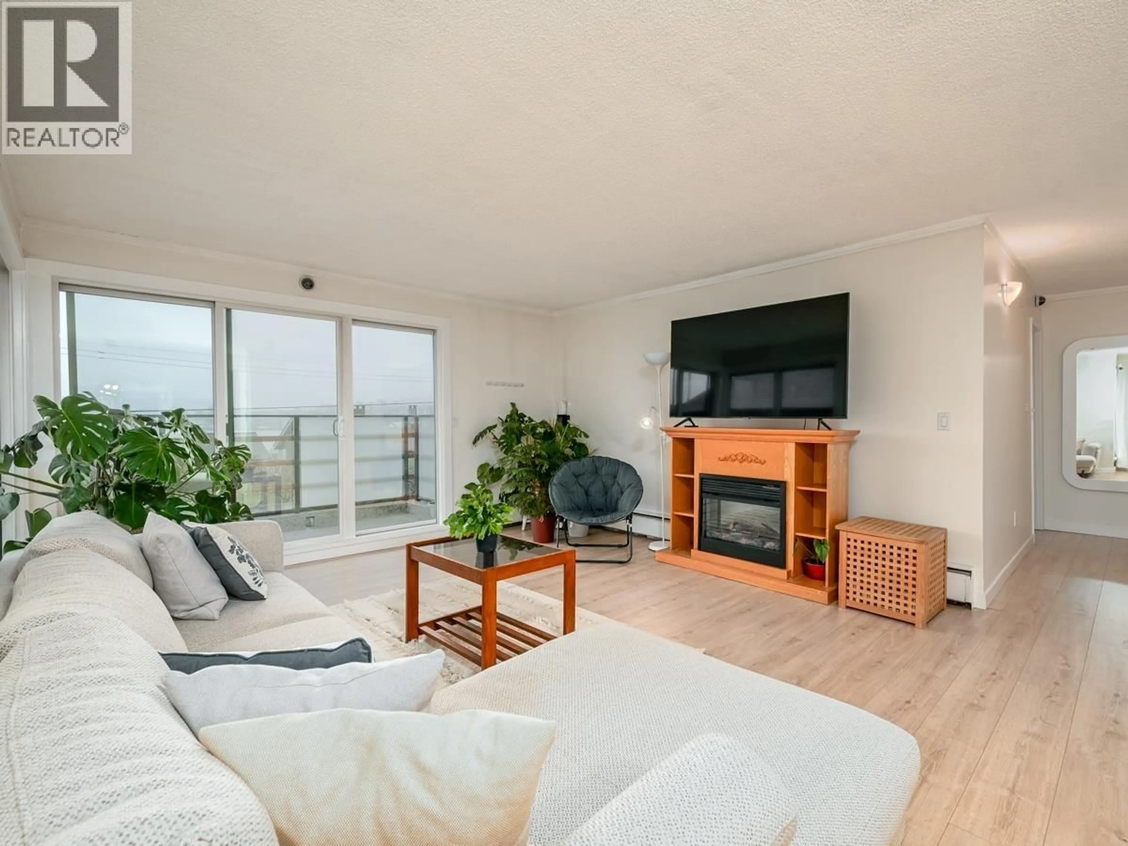 Living room with furniture, wood/laminate floor for 201 - 2336 WALL STREET, Vancouver British Columbia V5L1B7