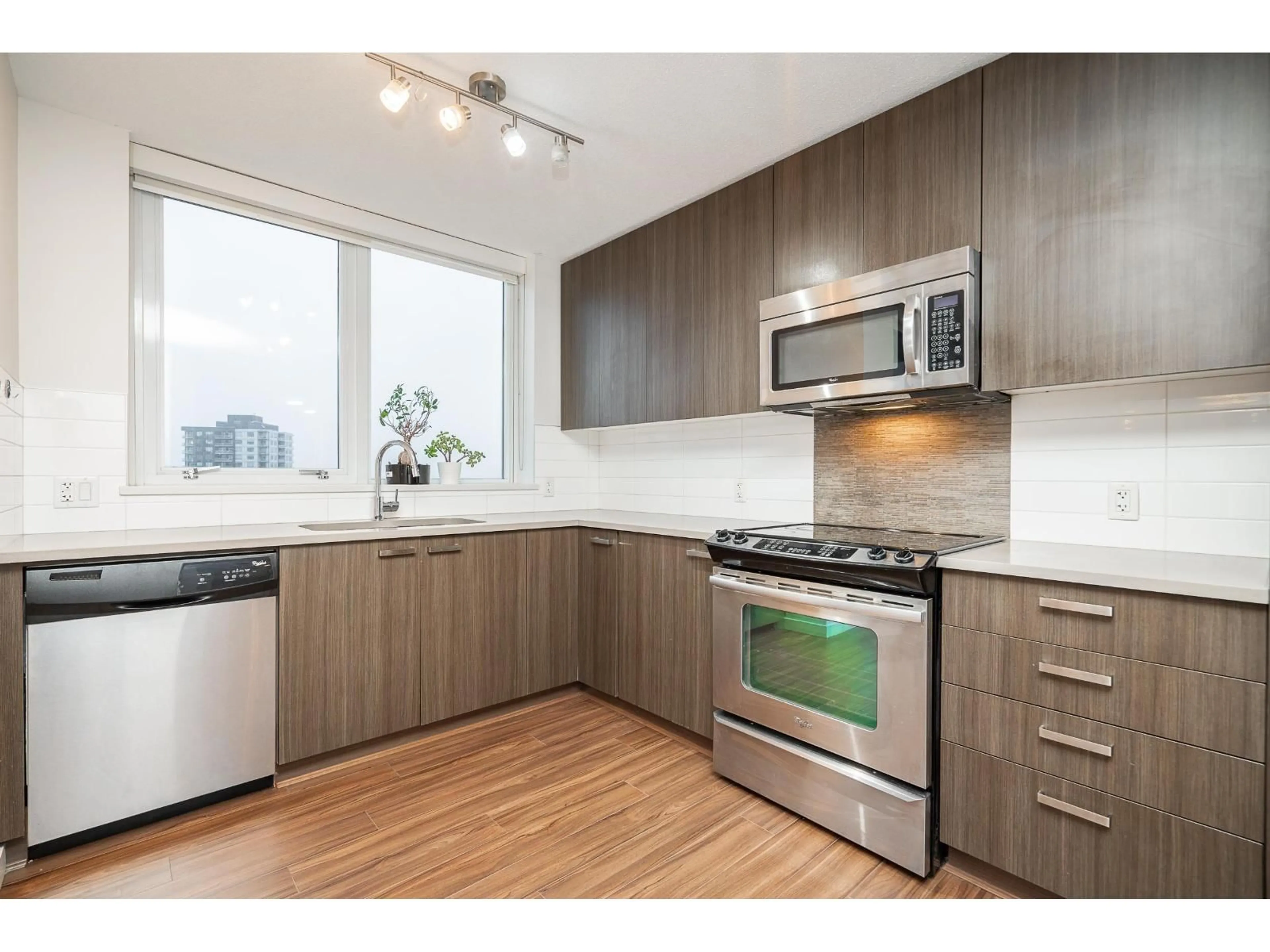 Standard kitchen, wood/laminate floor for 2709 - 13325 102A AVENUE, Surrey British Columbia V3T0J5