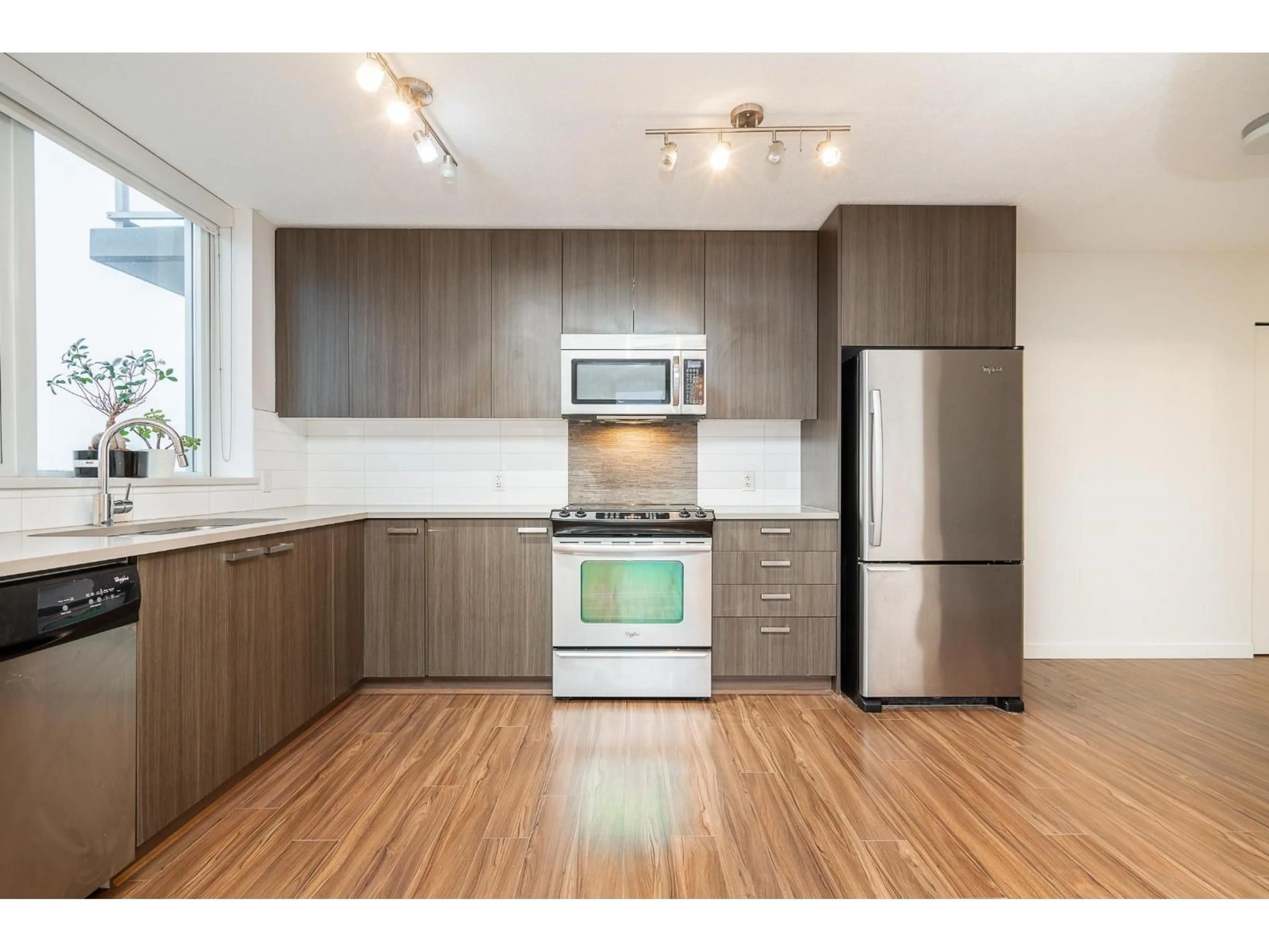 Standard kitchen, wood/laminate floor for 2709 - 13325 102A AVENUE, Surrey British Columbia V3T0J5