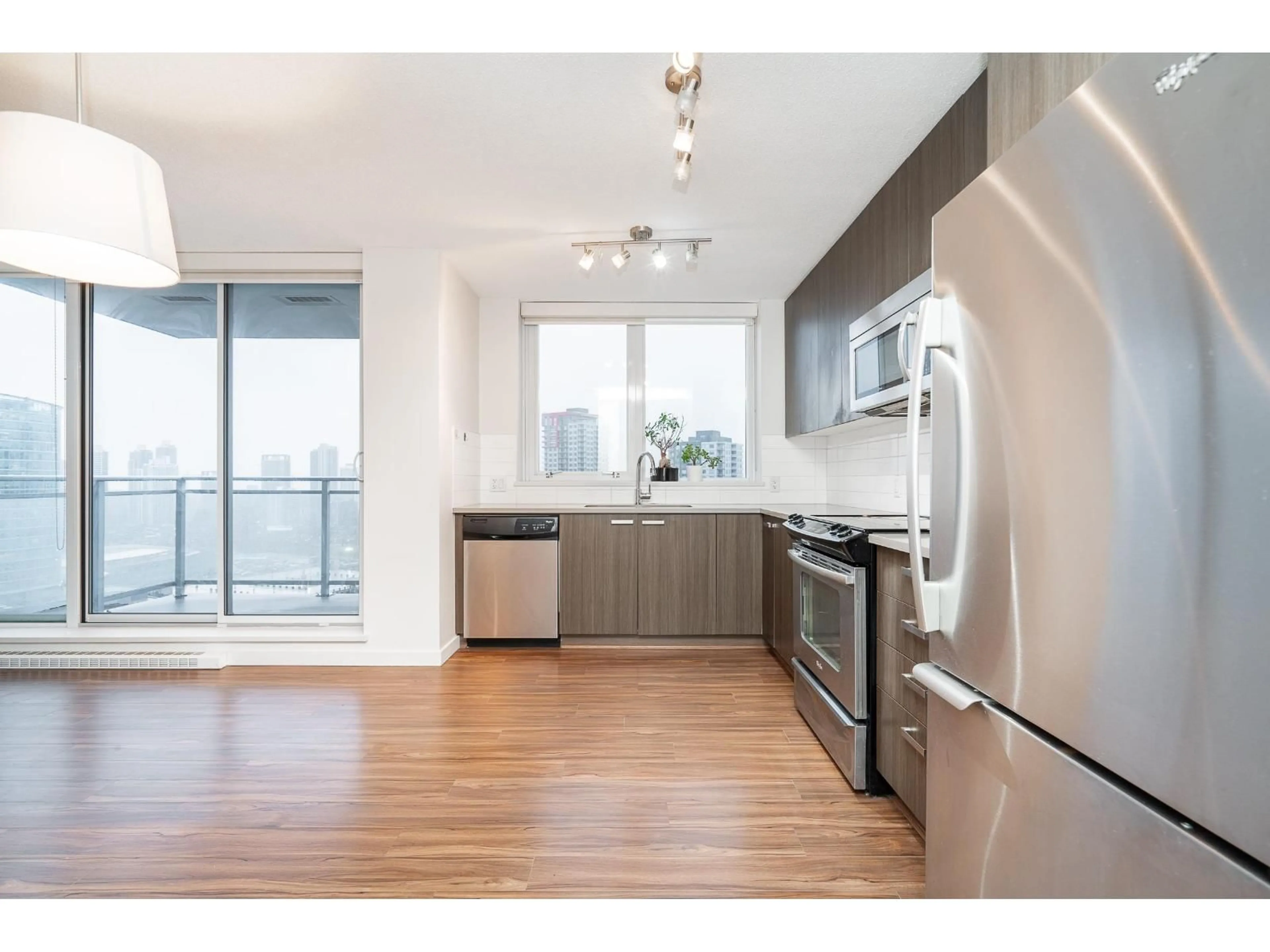 Open concept kitchen, wood/laminate floor for 2709 - 13325 102A AVENUE, Surrey British Columbia V3T0J5