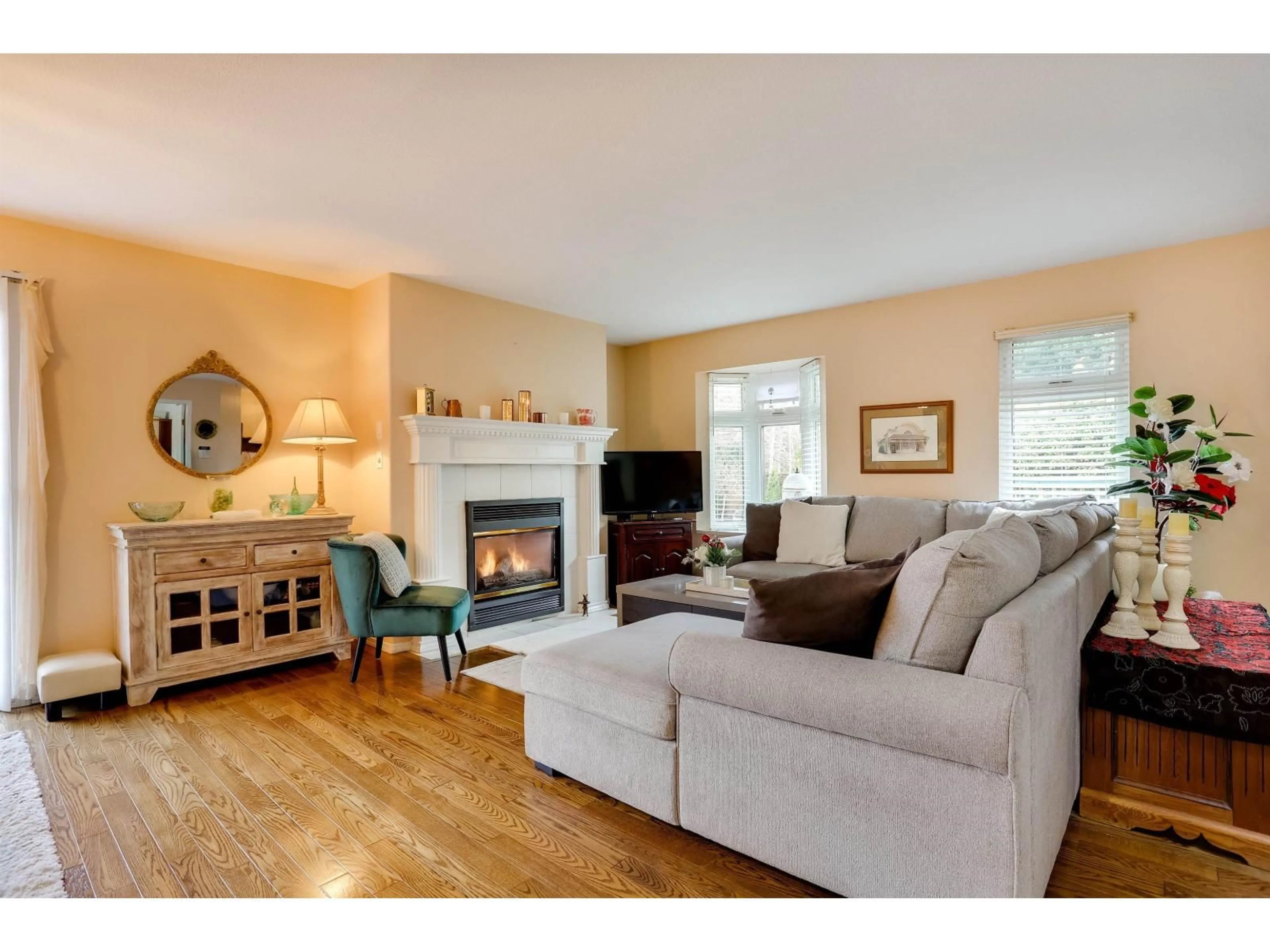 Living room with furniture, wood/laminate floor for 1881 160 STREET, Surrey British Columbia V4A4X5