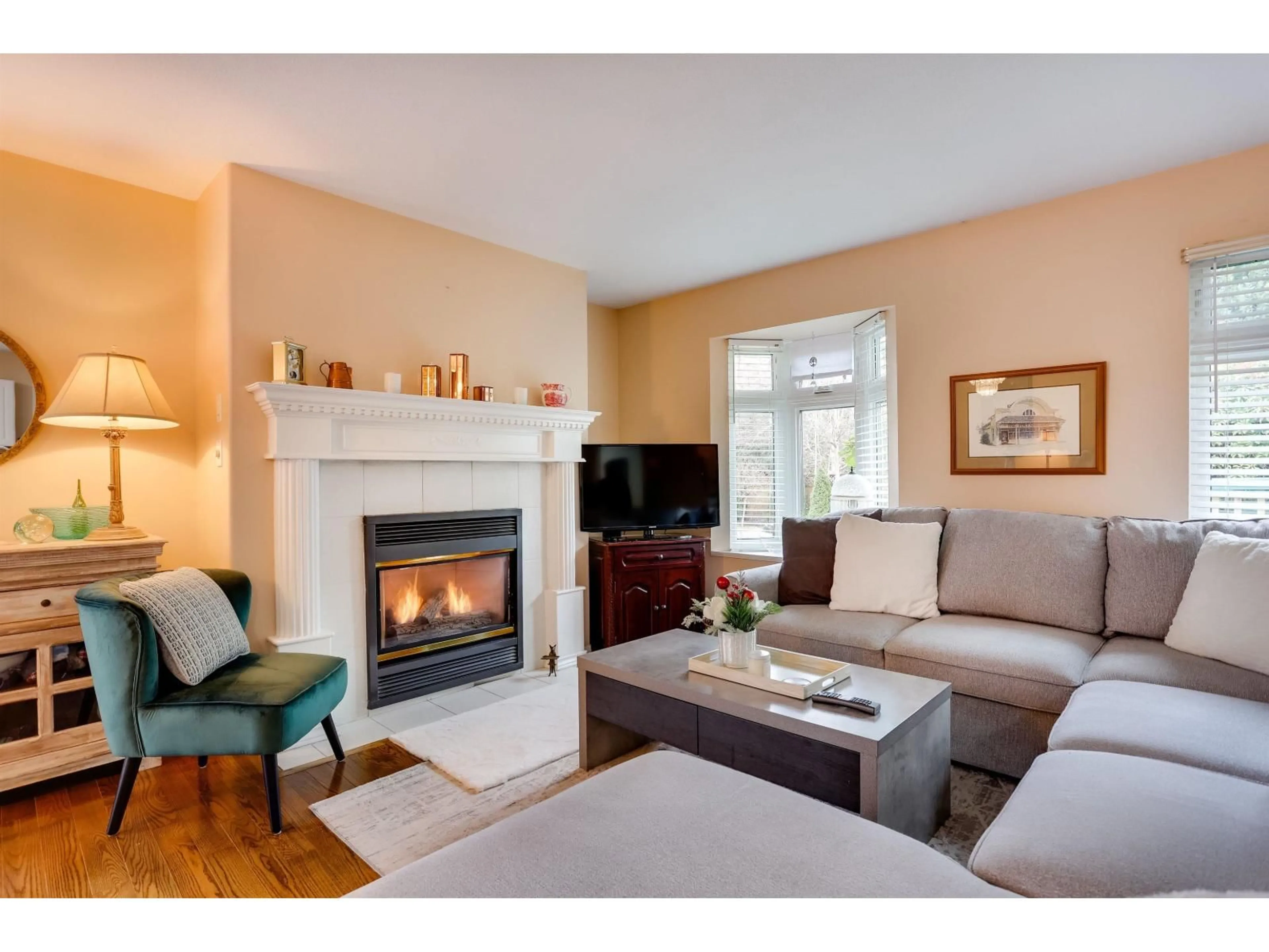 Living room with furniture, wood/laminate floor for 1881 160 STREET, Surrey British Columbia V4A4X5