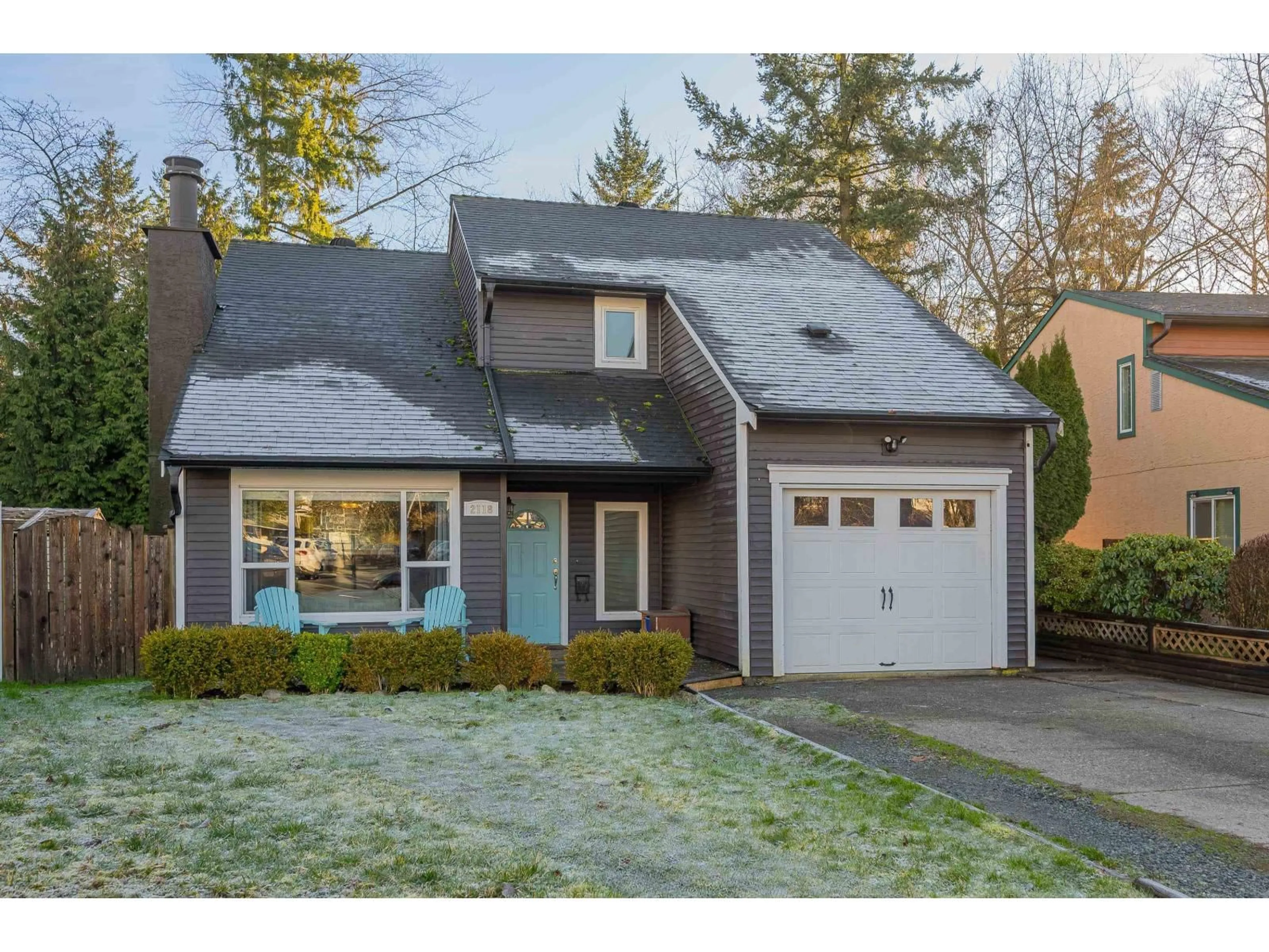 Home with vinyl exterior material, street for 2118 WINSTON COURT, Langley British Columbia V2Y1H5