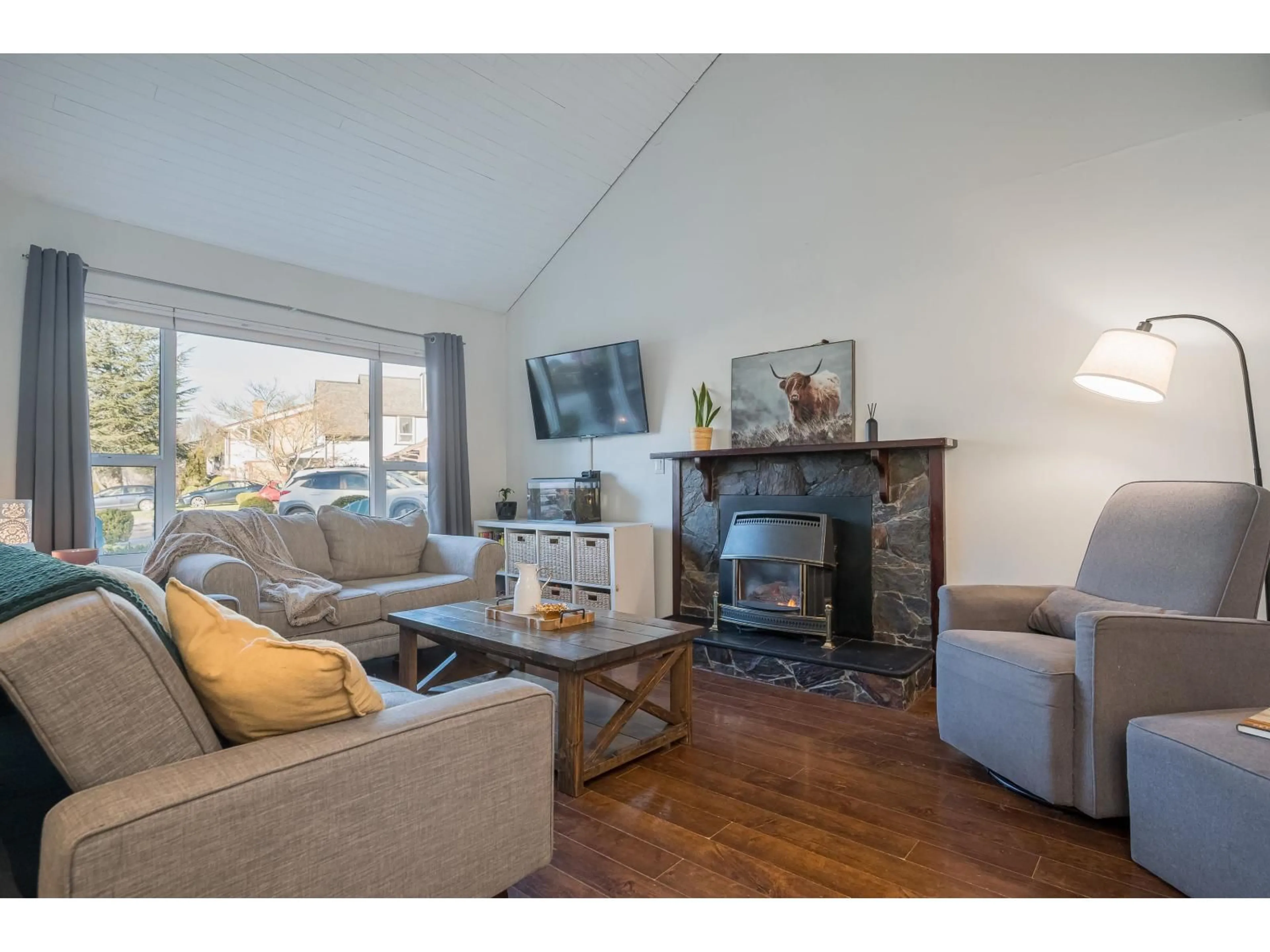 Living room with furniture, wood/laminate floor for 2118 WINSTON COURT, Langley British Columbia V2Y1H5