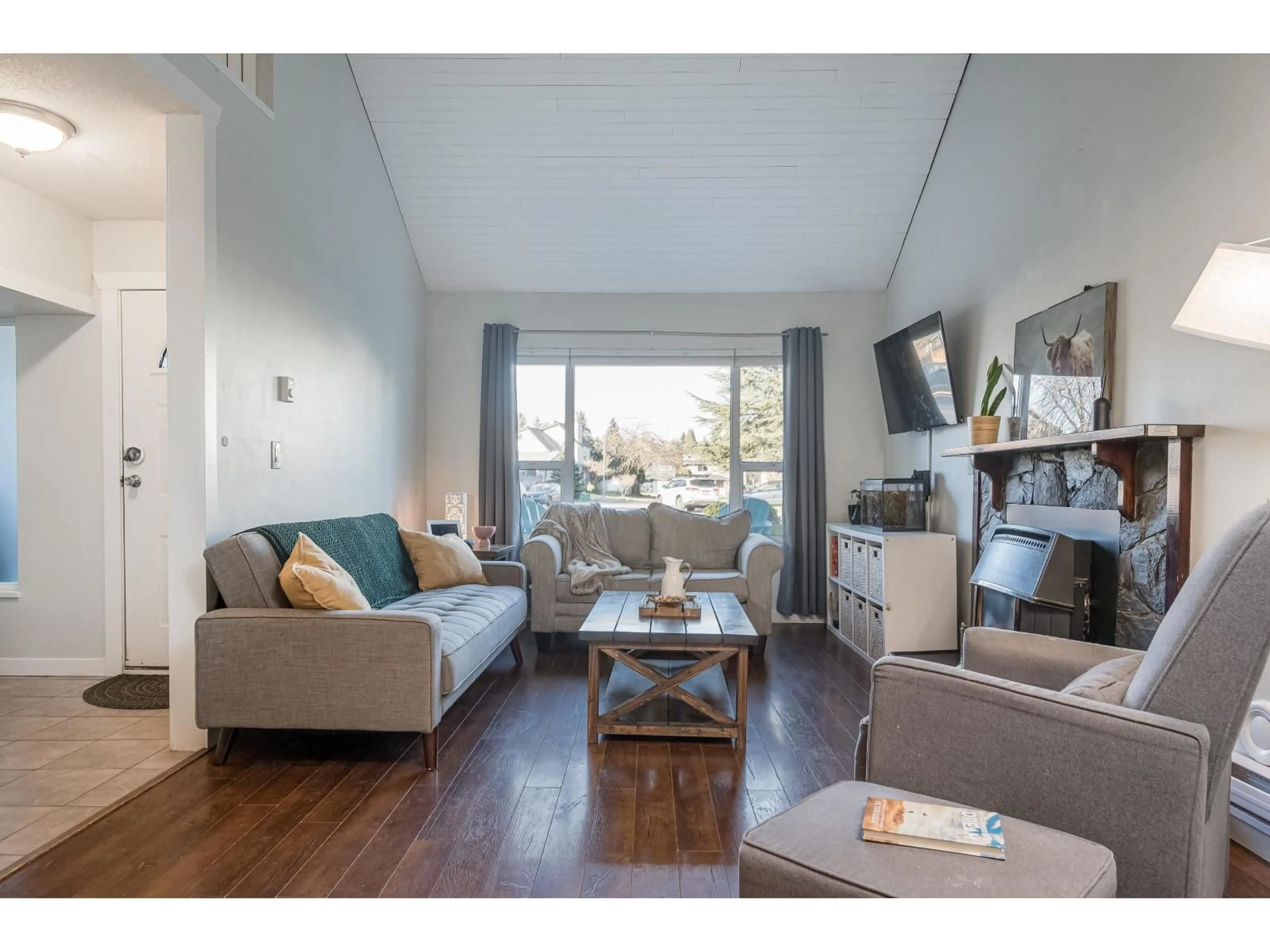 Living room with furniture, wood/laminate floor for 2118 WINSTON COURT, Langley British Columbia V2Y1H5