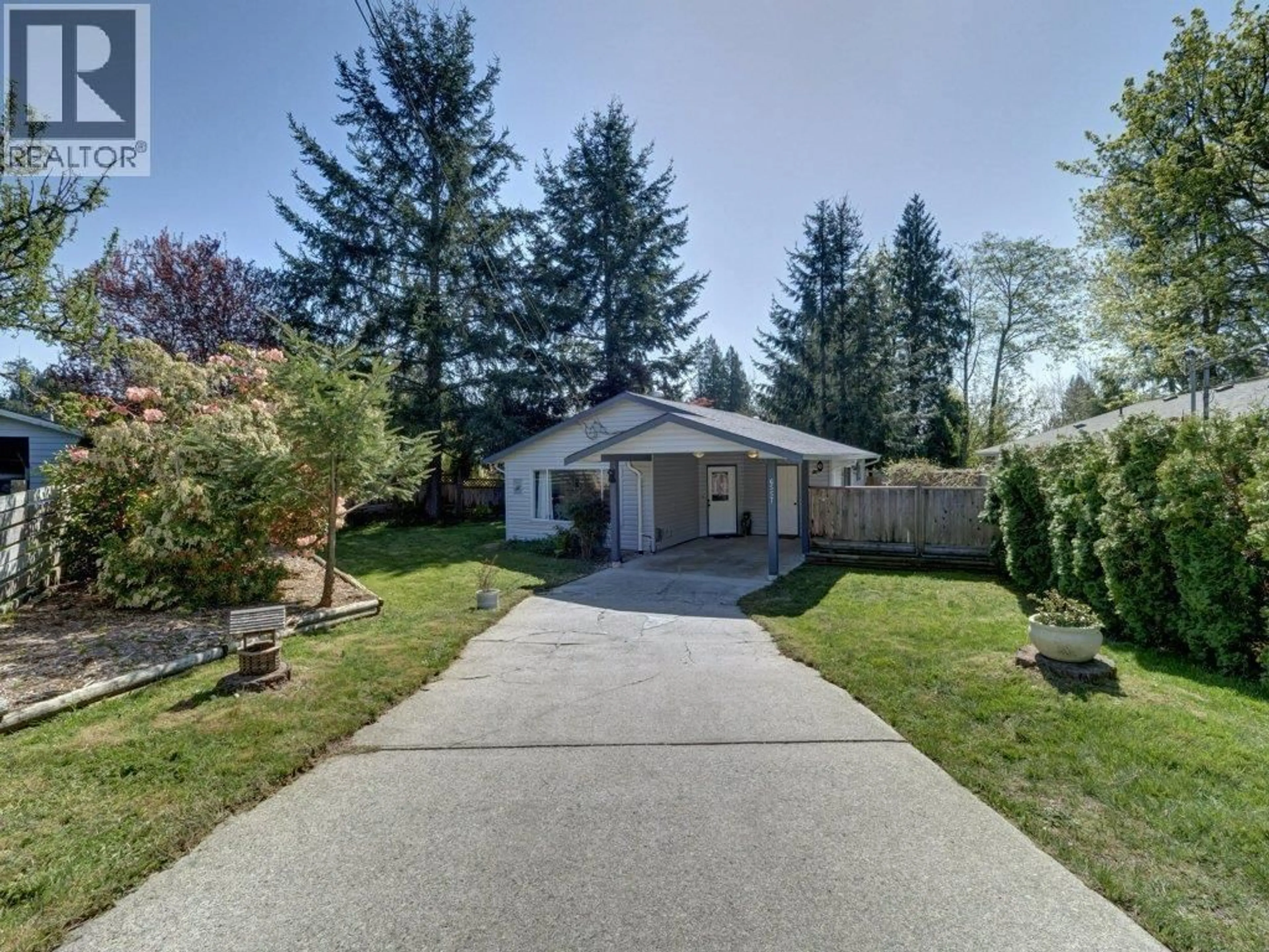 A pic from outside/outdoor area/front of a property/back of a property/a pic from drone, street for 6557 BJORN PLACE, Sechelt British Columbia V7Z0T4