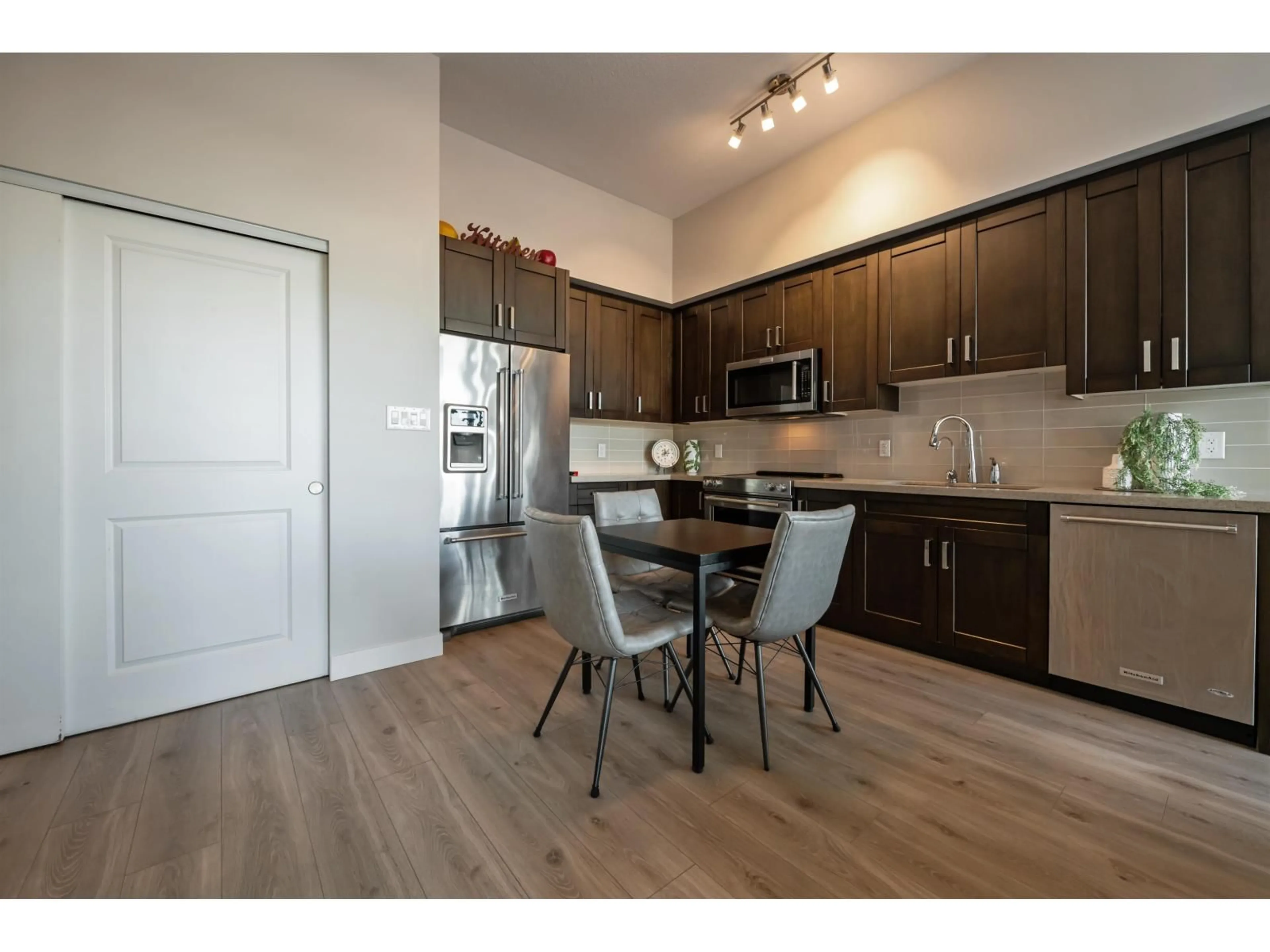 Standard kitchen, wood/laminate floor for 506 - 11967 80 AVENUE, Delta British Columbia V4C0E2