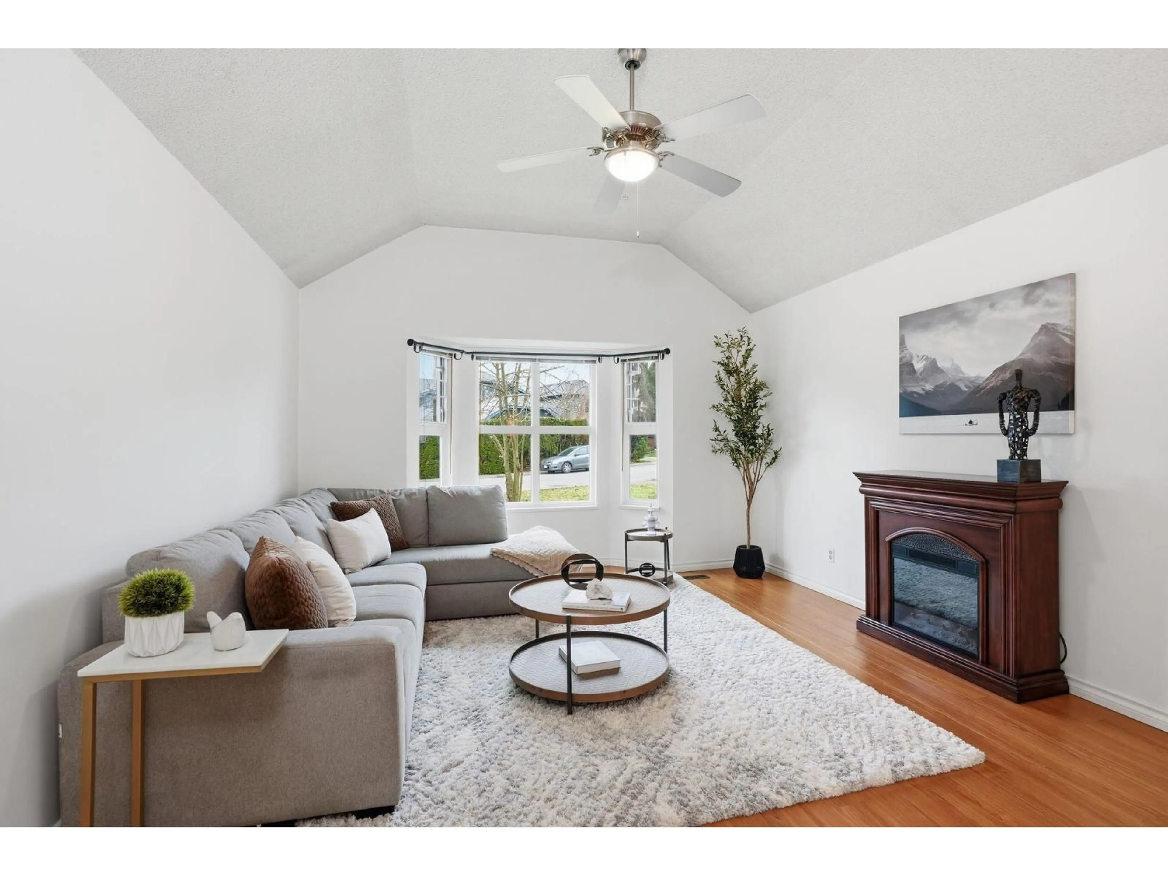 Living room with furniture, wood/laminate floor for 11960 WOODRIDGE CRESCENT, Delta British Columbia V4E3H5