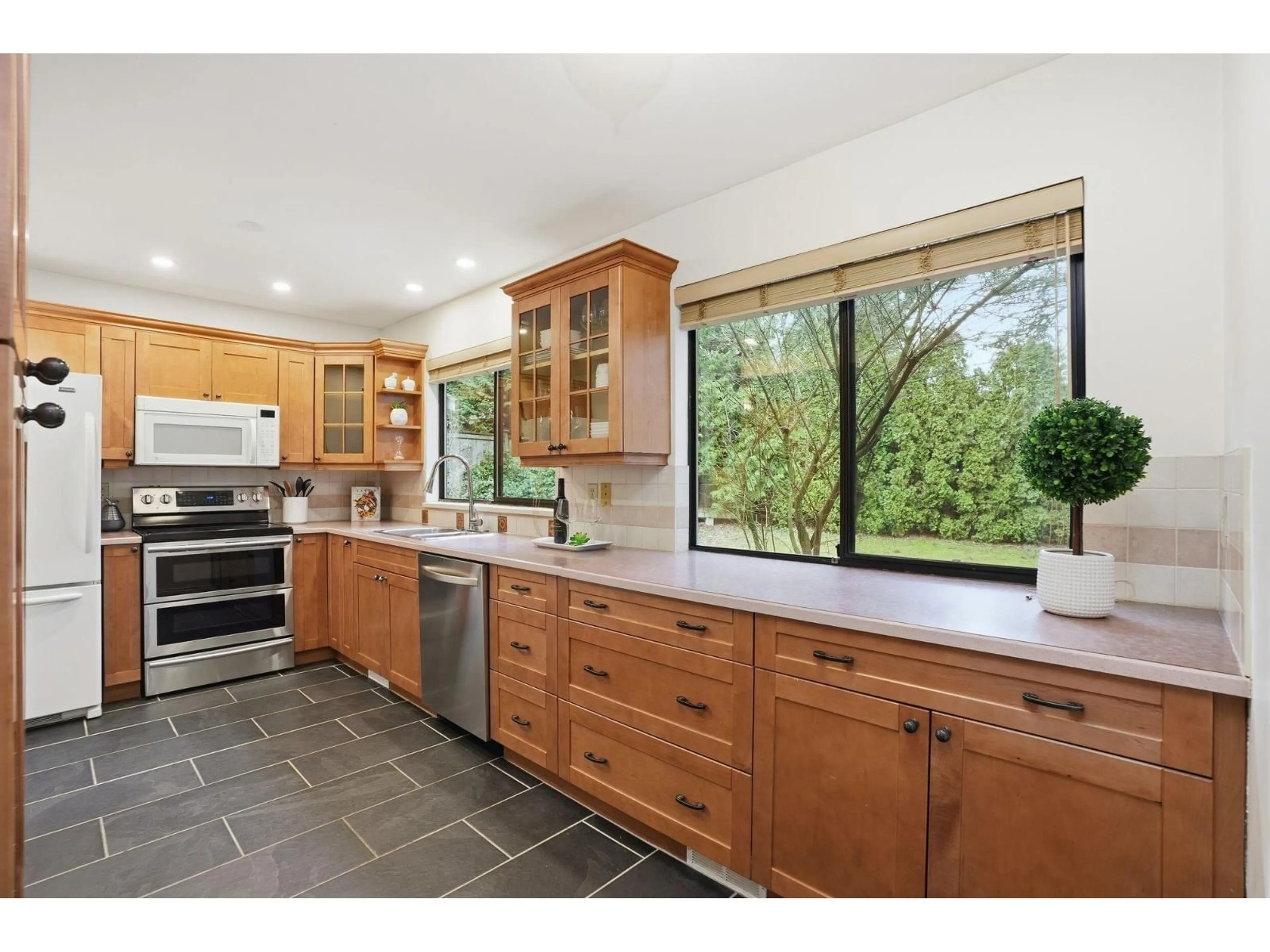 Open concept kitchen, ceramic/tile floor for 11960 WOODRIDGE CRESCENT, Delta British Columbia V4E3H5