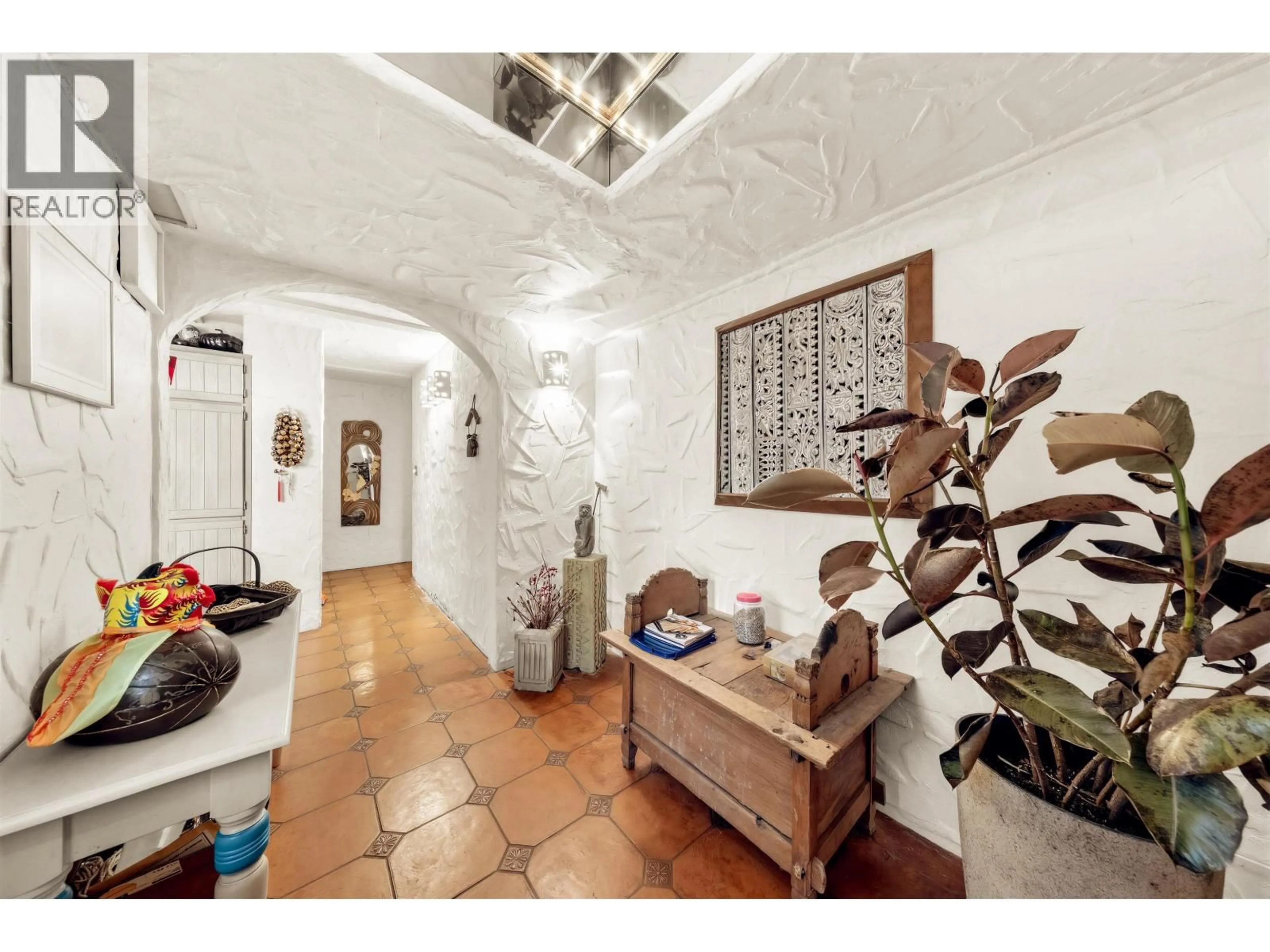 Indoor foyer for 1670 AYLESLYNN DRIVE, North Vancouver British Columbia V7J2T3