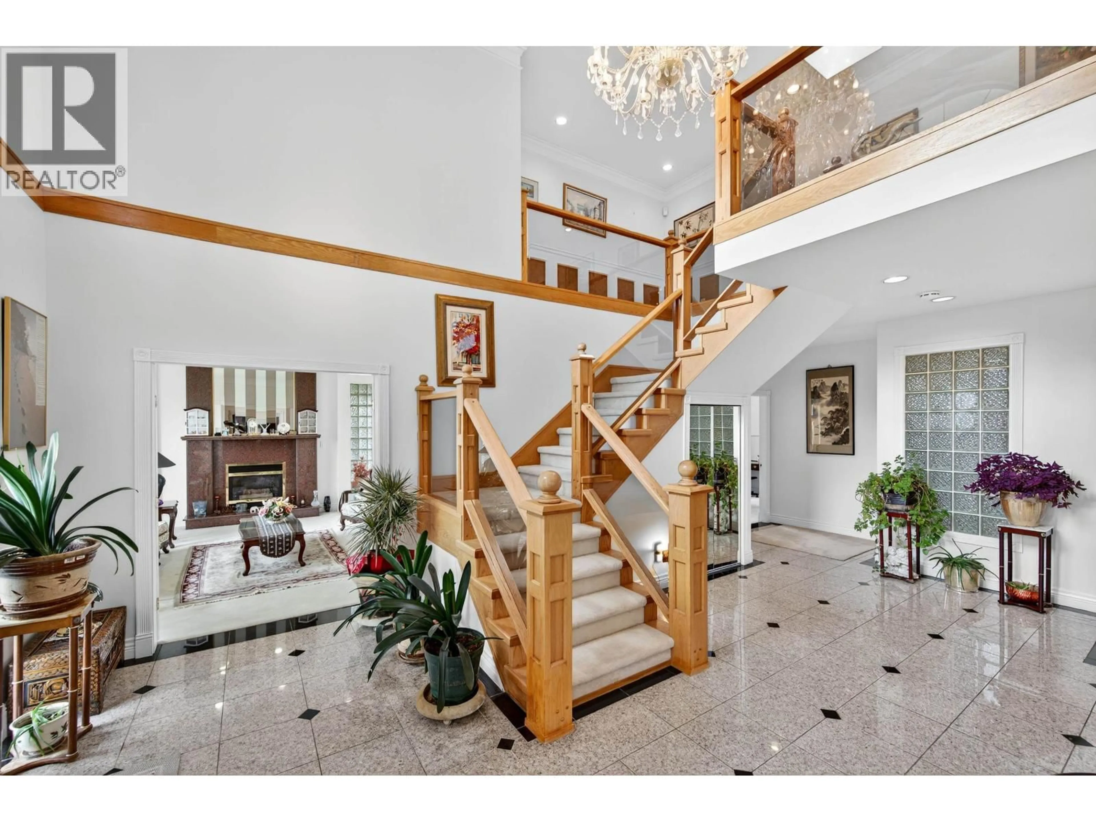 Indoor foyer for 6297 BRANTFORD AVENUE, Burnaby British Columbia V5E2R8