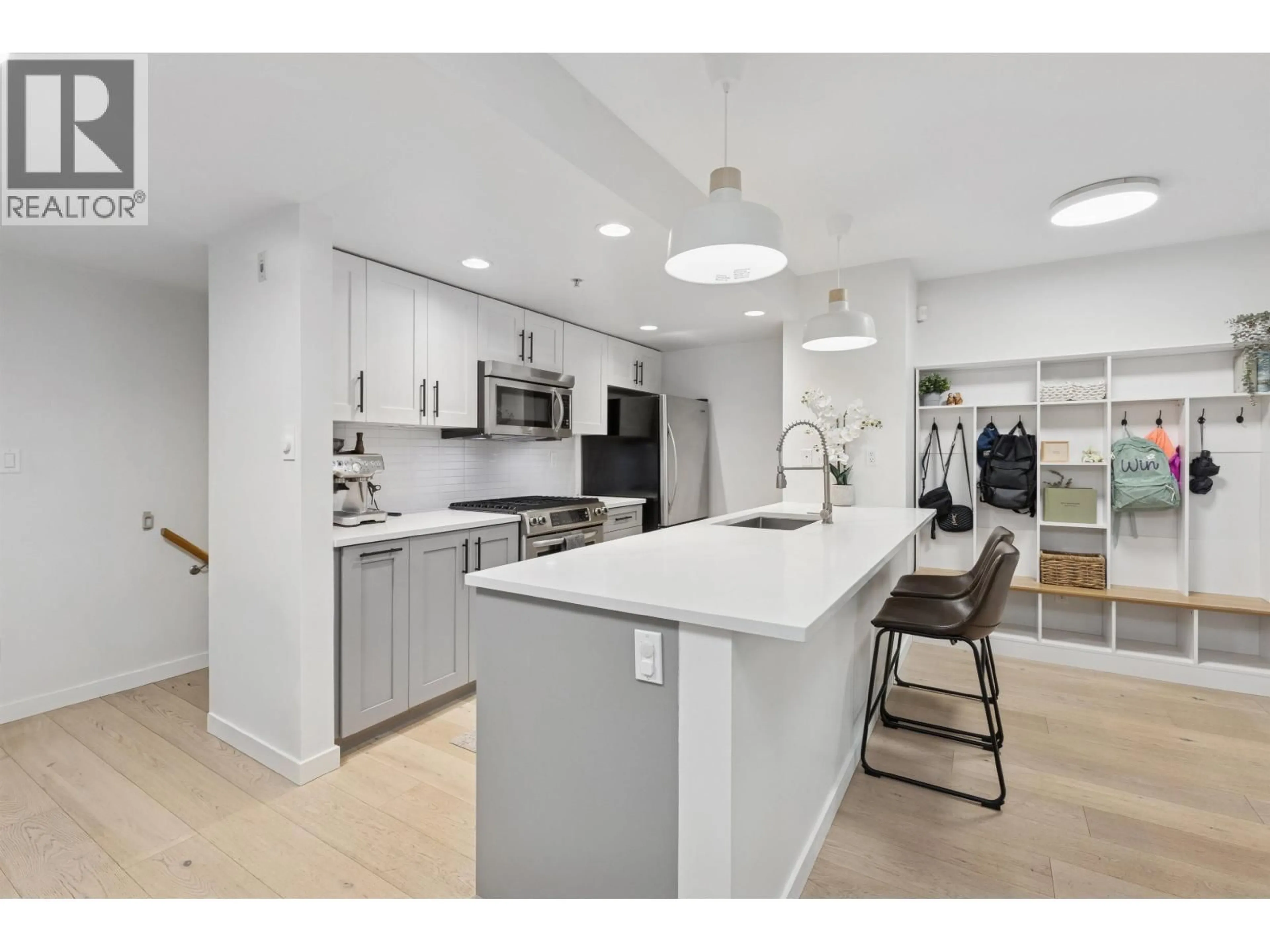 Open concept kitchen, ceramic/tile floor for TH4 - 1288 CHESTERFIELD AVENUE, North Vancouver British Columbia V7M0B1