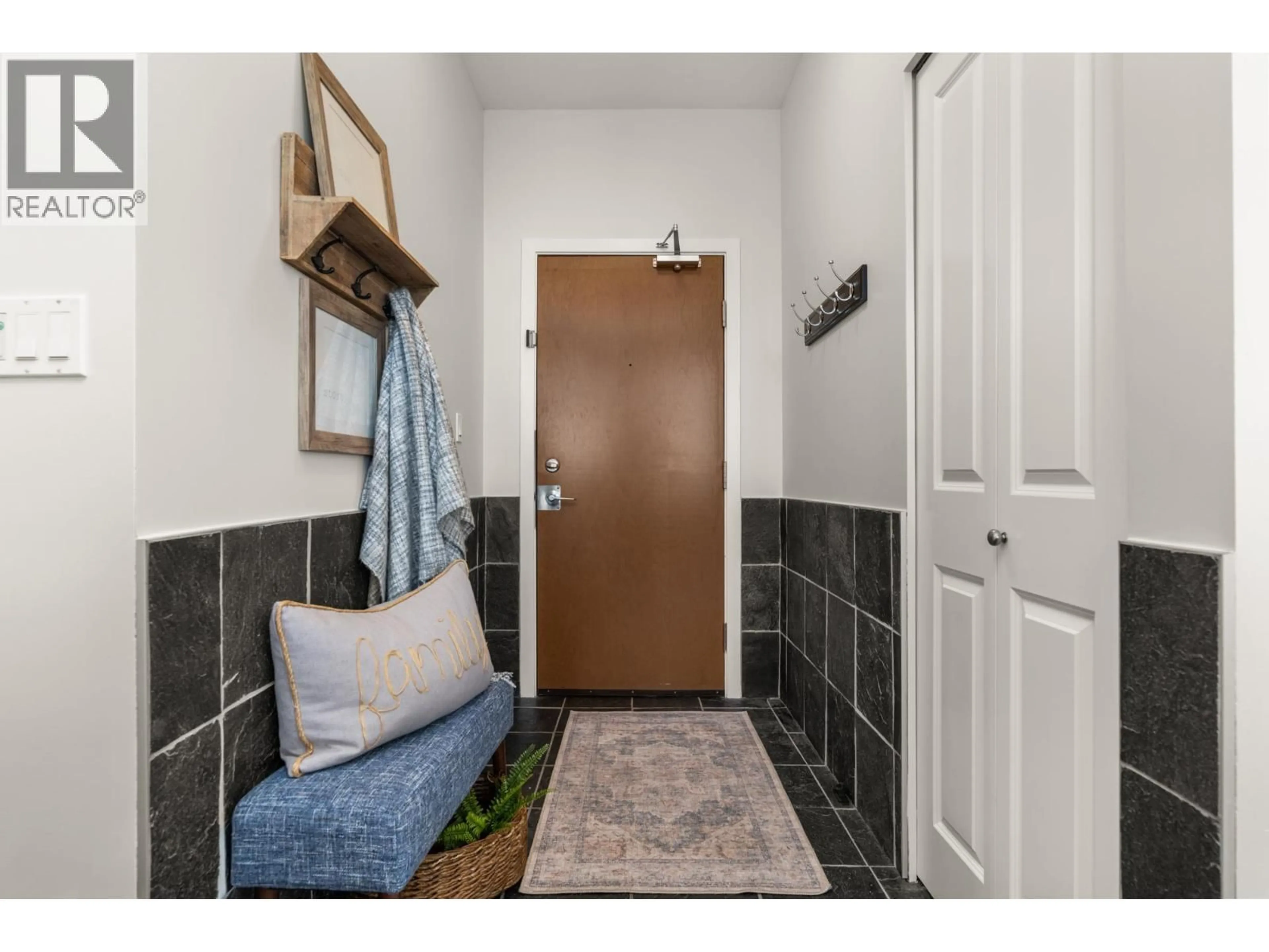 Indoor entryway for 404 - 270 FRANCIS WAY, New Westminster British Columbia V3L0C3