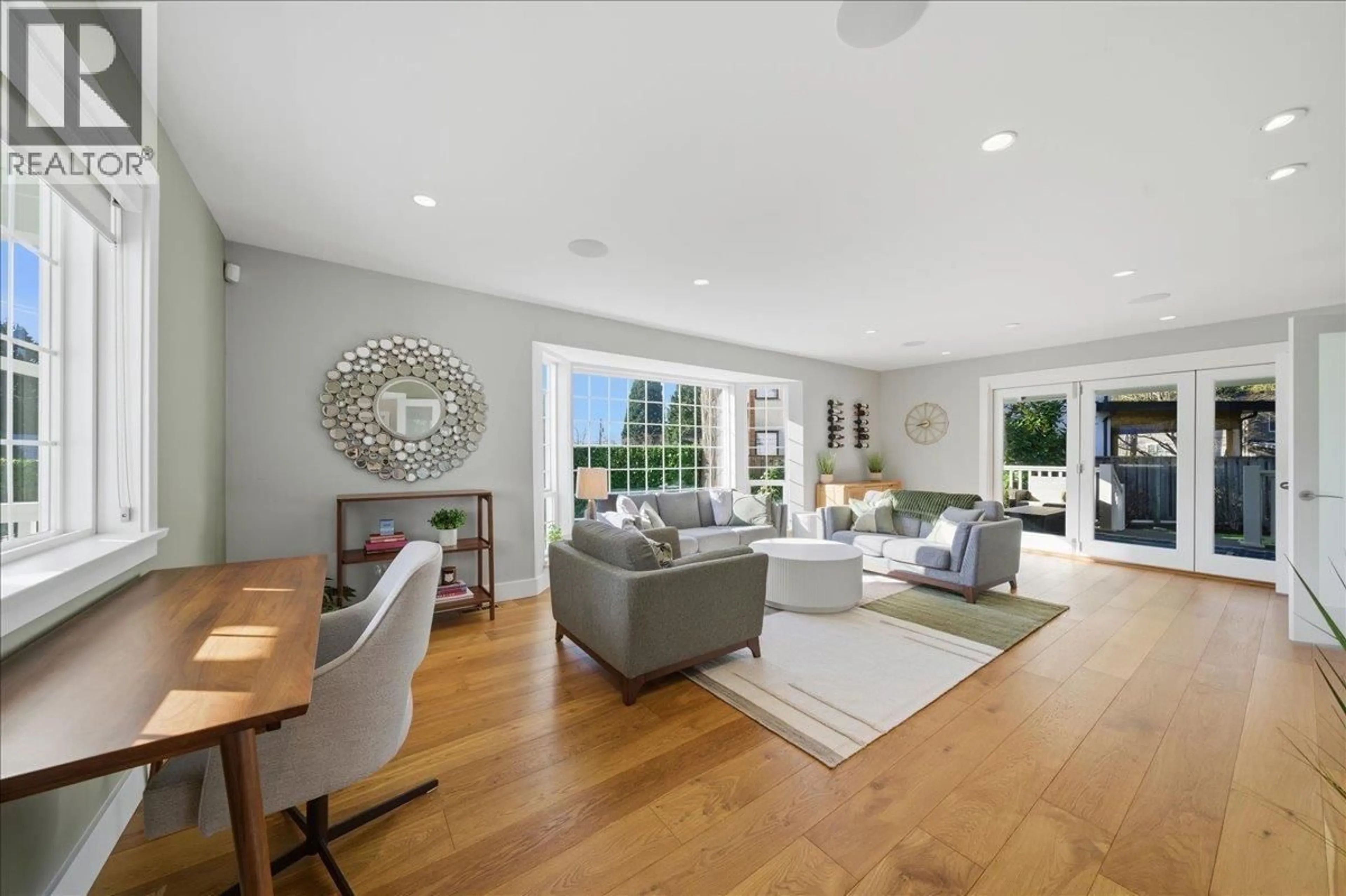 Living room with furniture, unknown for 844 PACIFIC DRIVE, Delta British Columbia V4M2K3