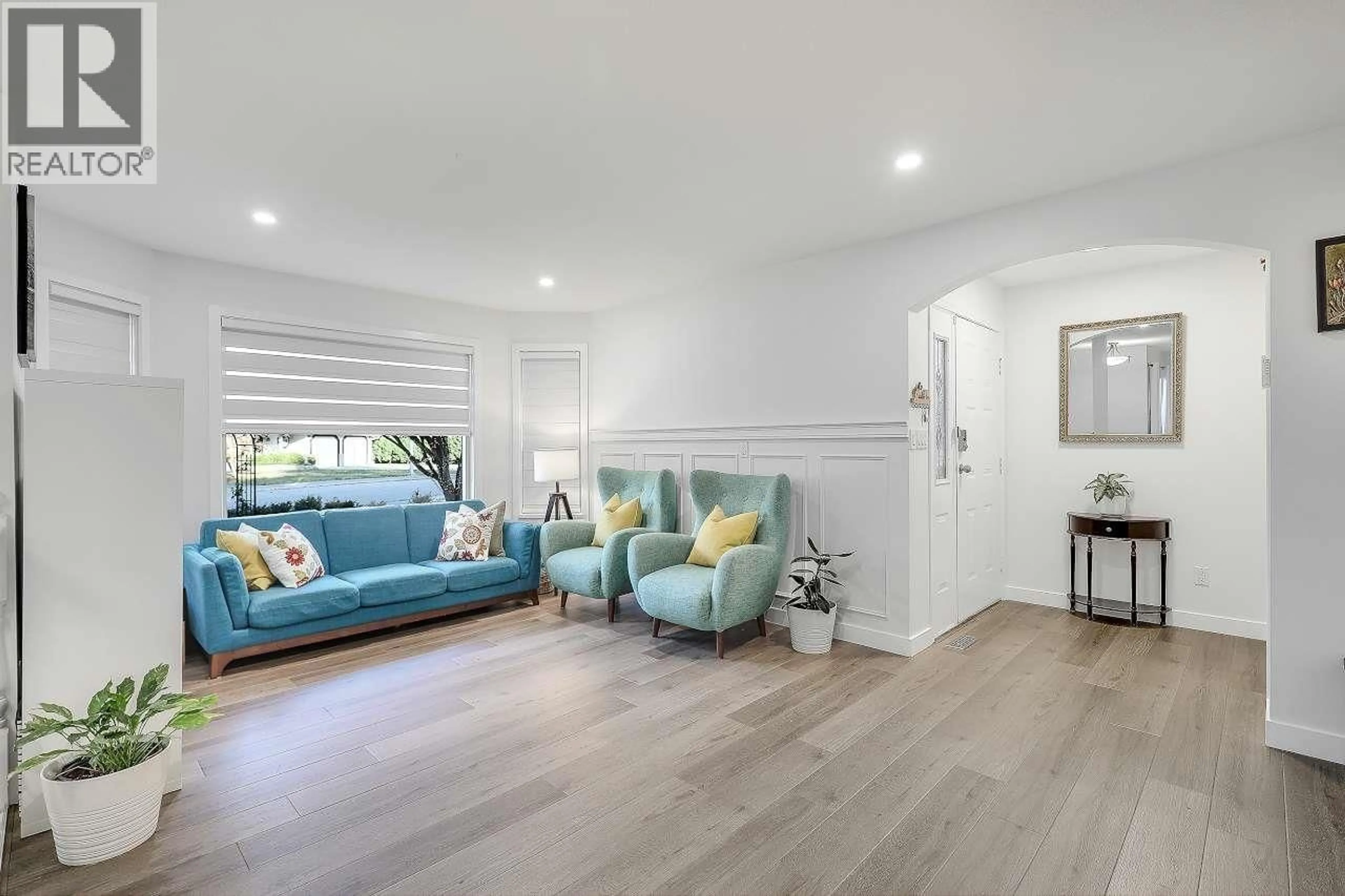 Living room with furniture, wood/laminate floor for 19358 CUSICK CRESCENT, Pitt Meadows British Columbia V3Y2M9