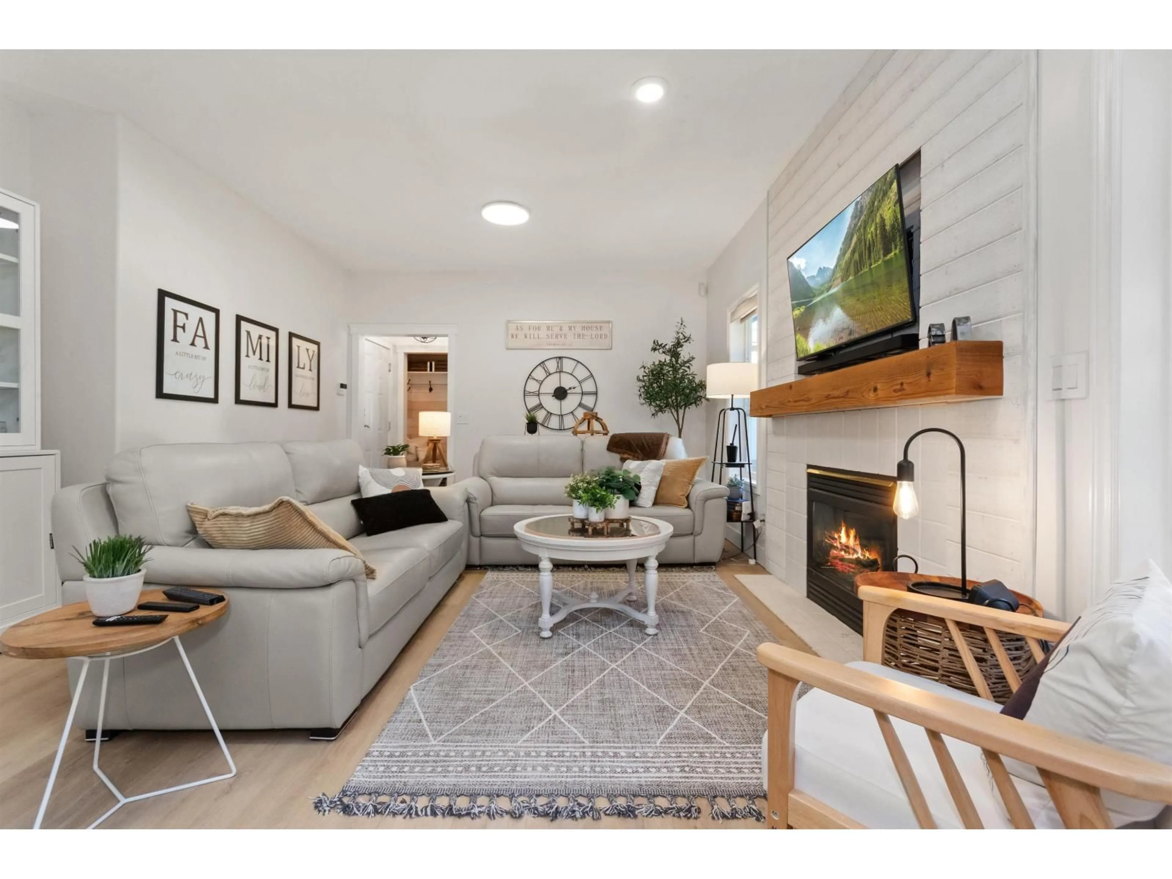 Living room with furniture, unknown for 45615 RACHAEL PLACE, Cultus Lake British Columbia V2R5R3