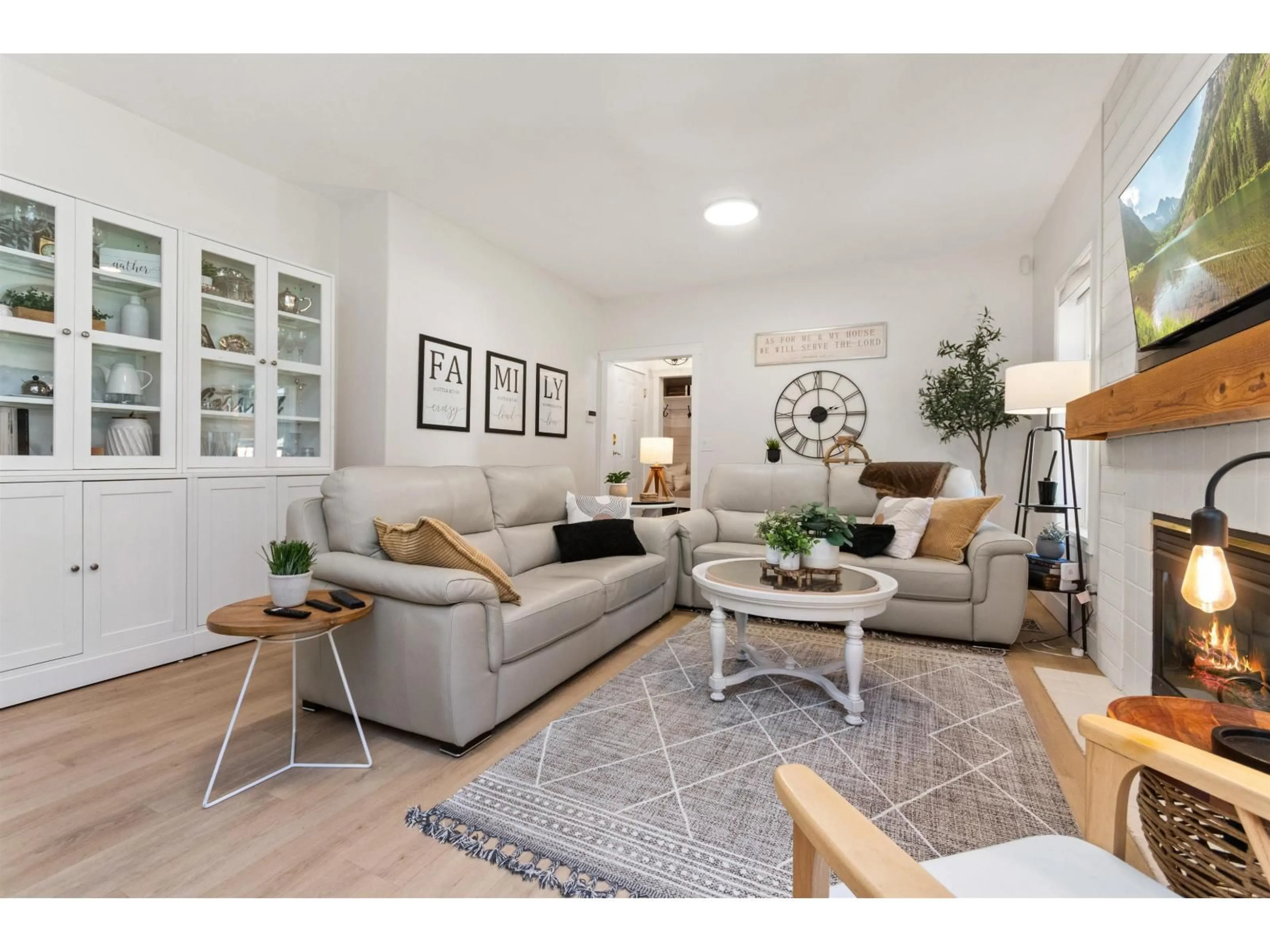 Living room with furniture, unknown for 45615 RACHAEL PLACE, Cultus Lake British Columbia V2R5R3