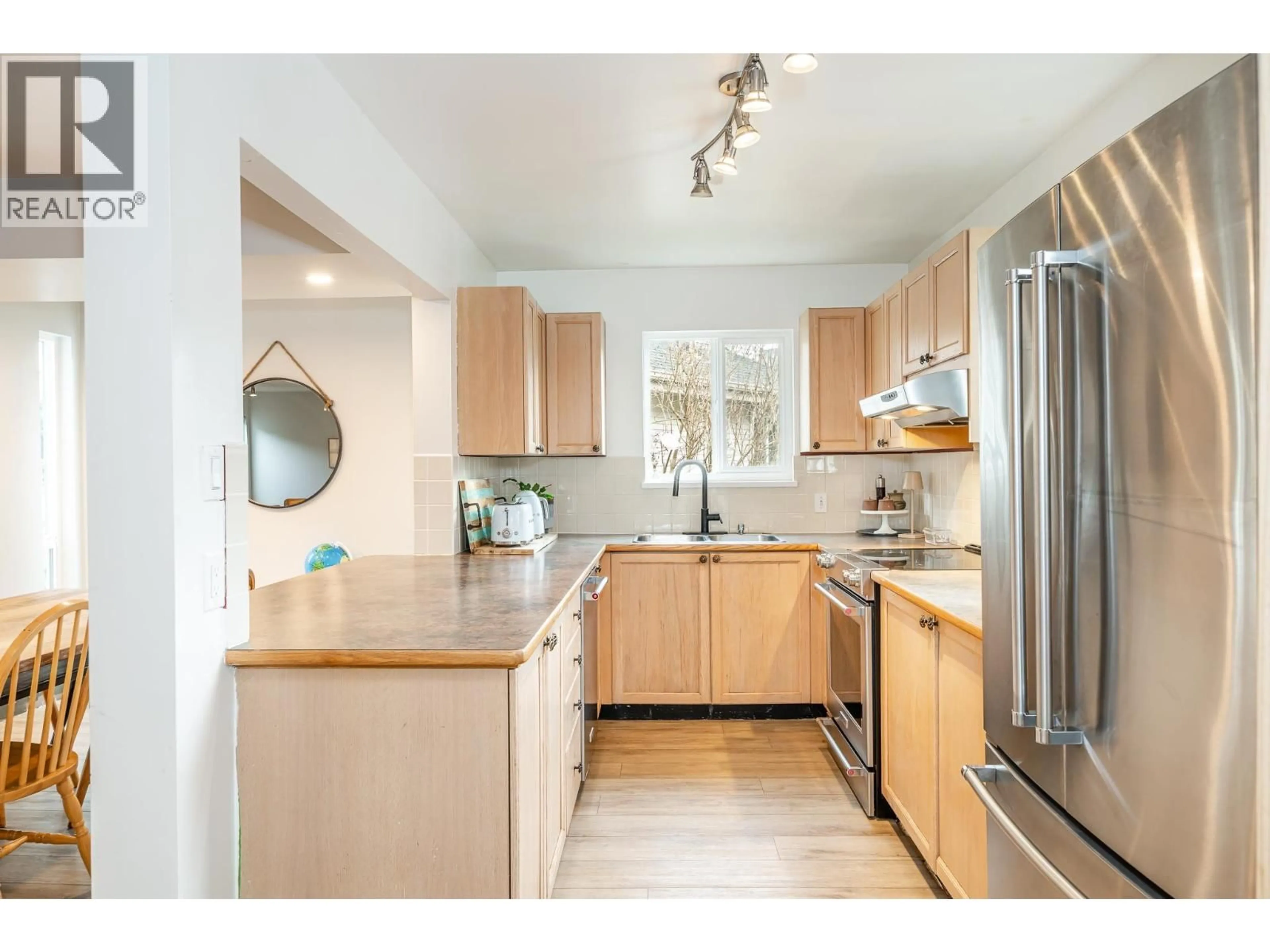 Standard kitchen, wood/laminate floor for 22 - 41449 GOVERNMENT ROAD, Squamish British Columbia V8B0G4