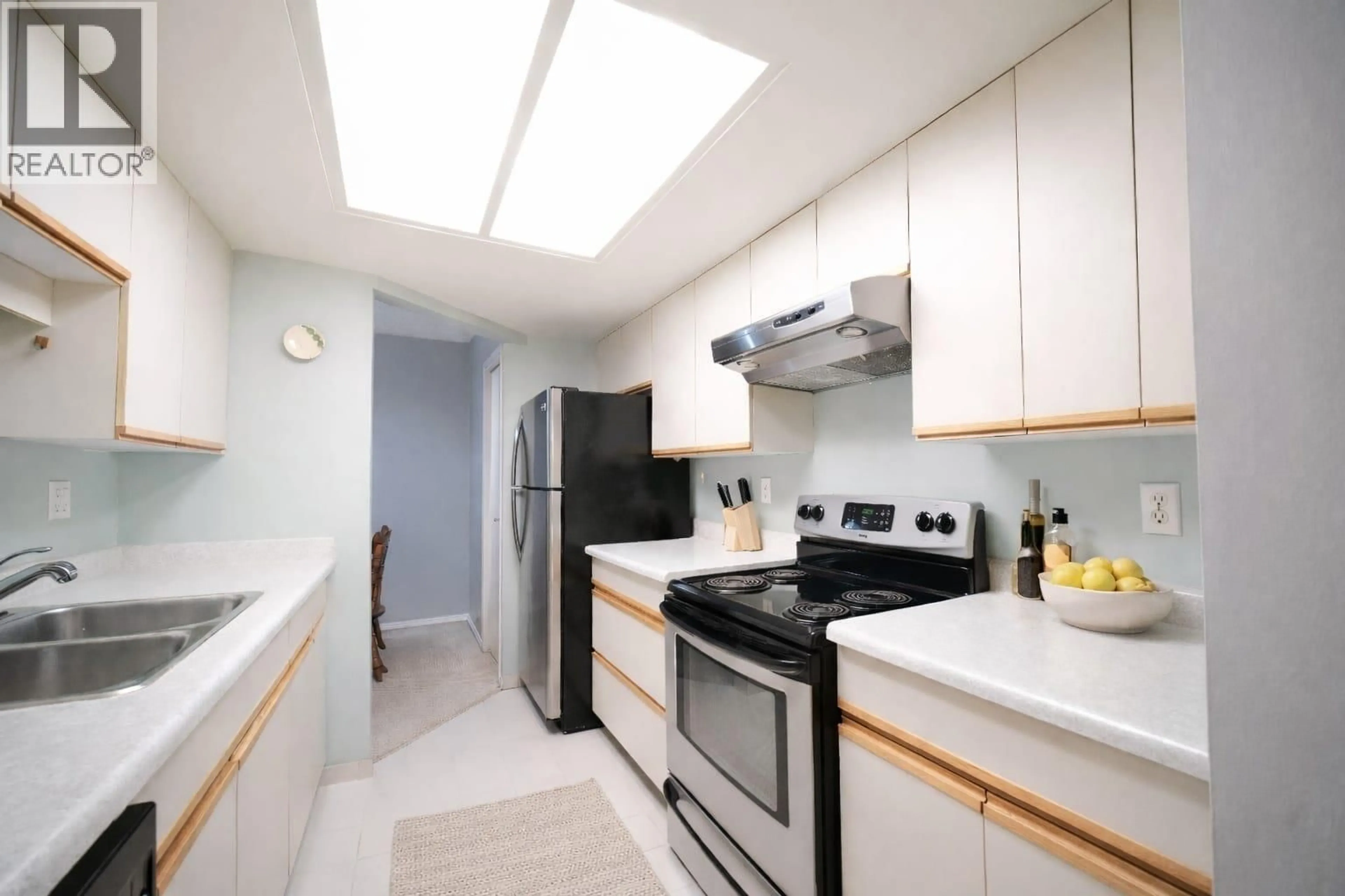Standard kitchen, unknown for 411 - 2915 GLEN DRIVE, Coquitlam British Columbia V3B7H8