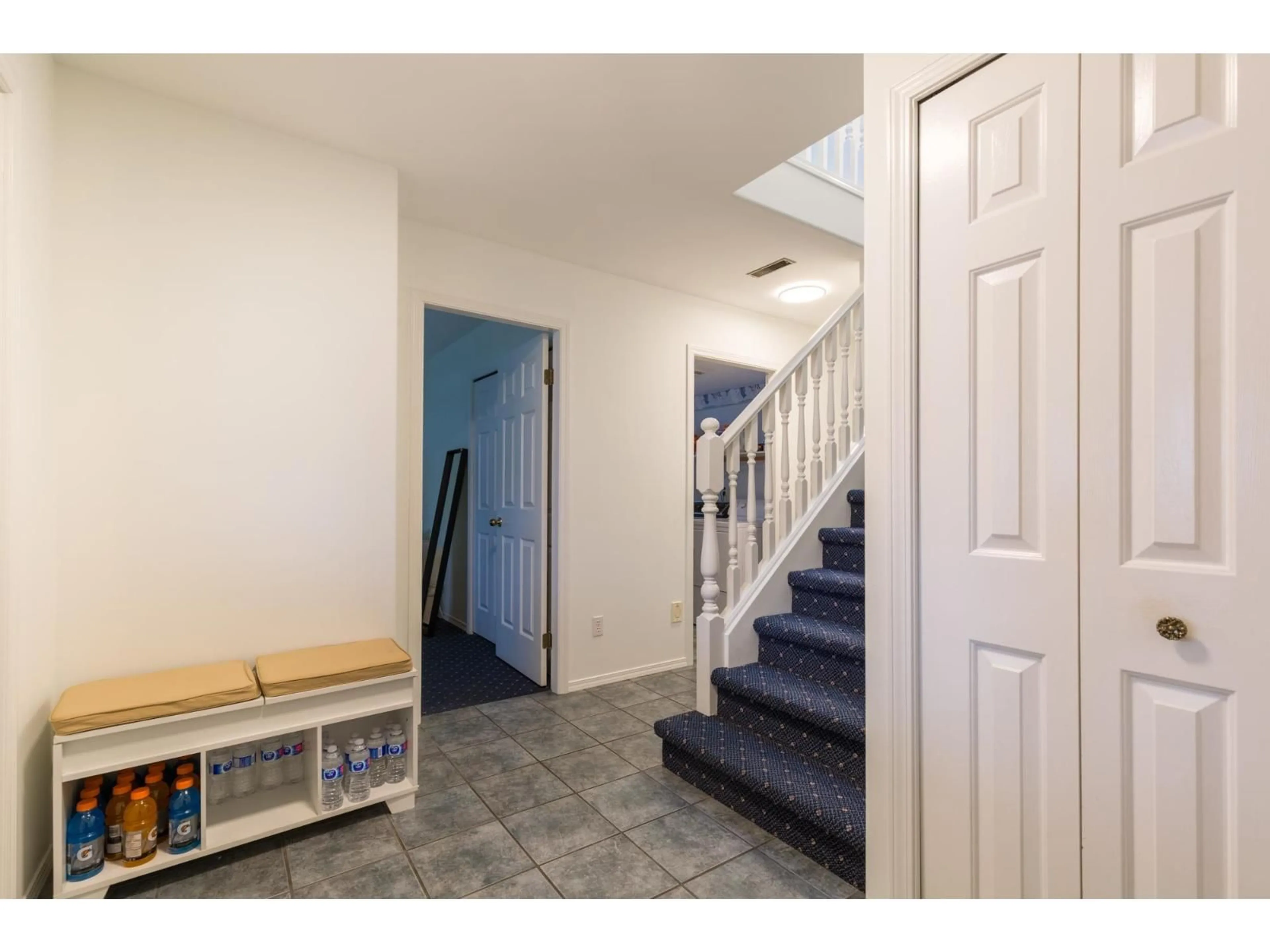 Indoor entryway for 15450 91A AVENUE, Surrey British Columbia V3R9W8