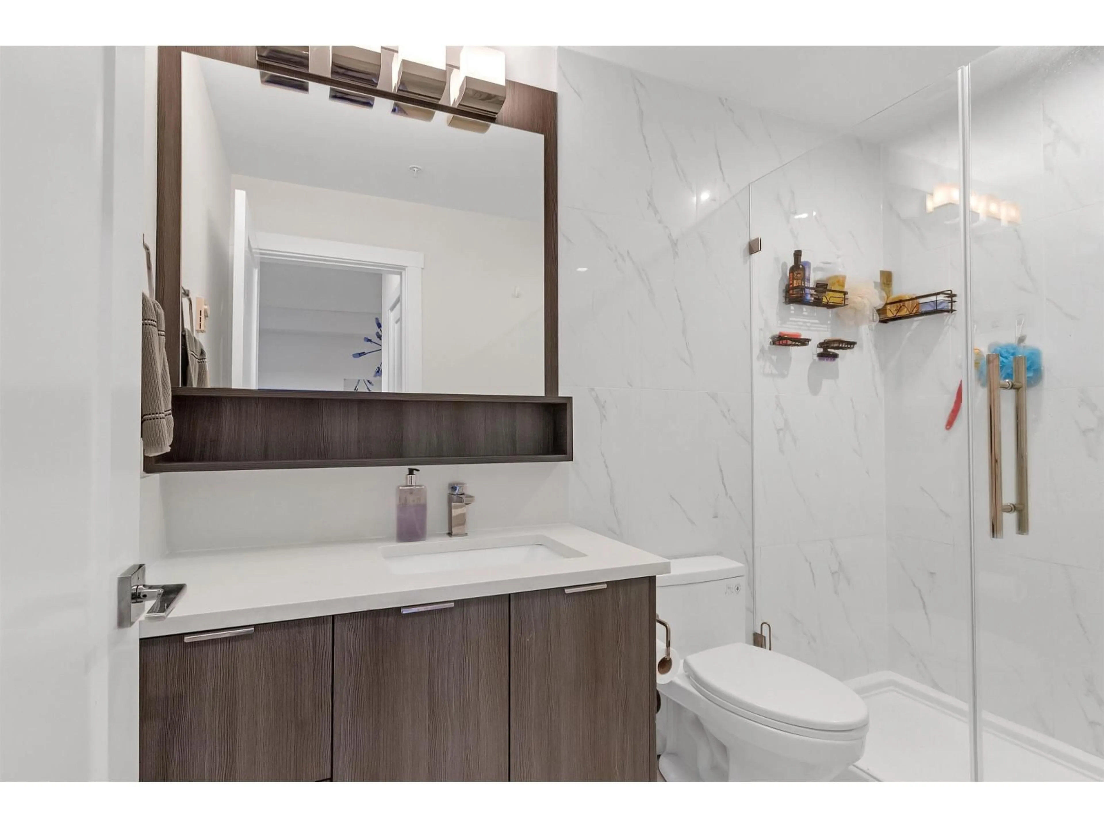 Standard bathroom, ceramic/tile floor for 405 - 14438 72 AVENUE, Surrey British Columbia V3S0B6
