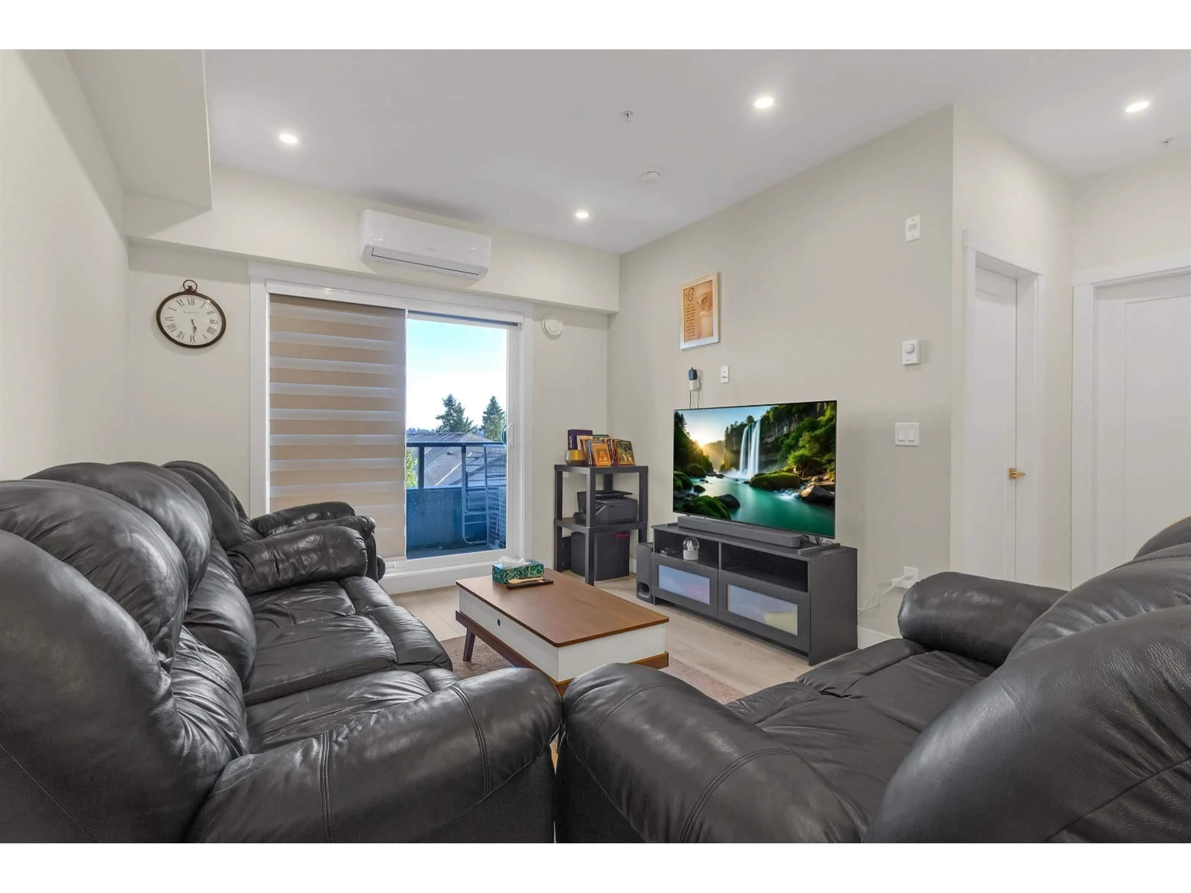 Living room with furniture, unknown for 405 - 14438 72 AVENUE, Surrey British Columbia V3S0B6