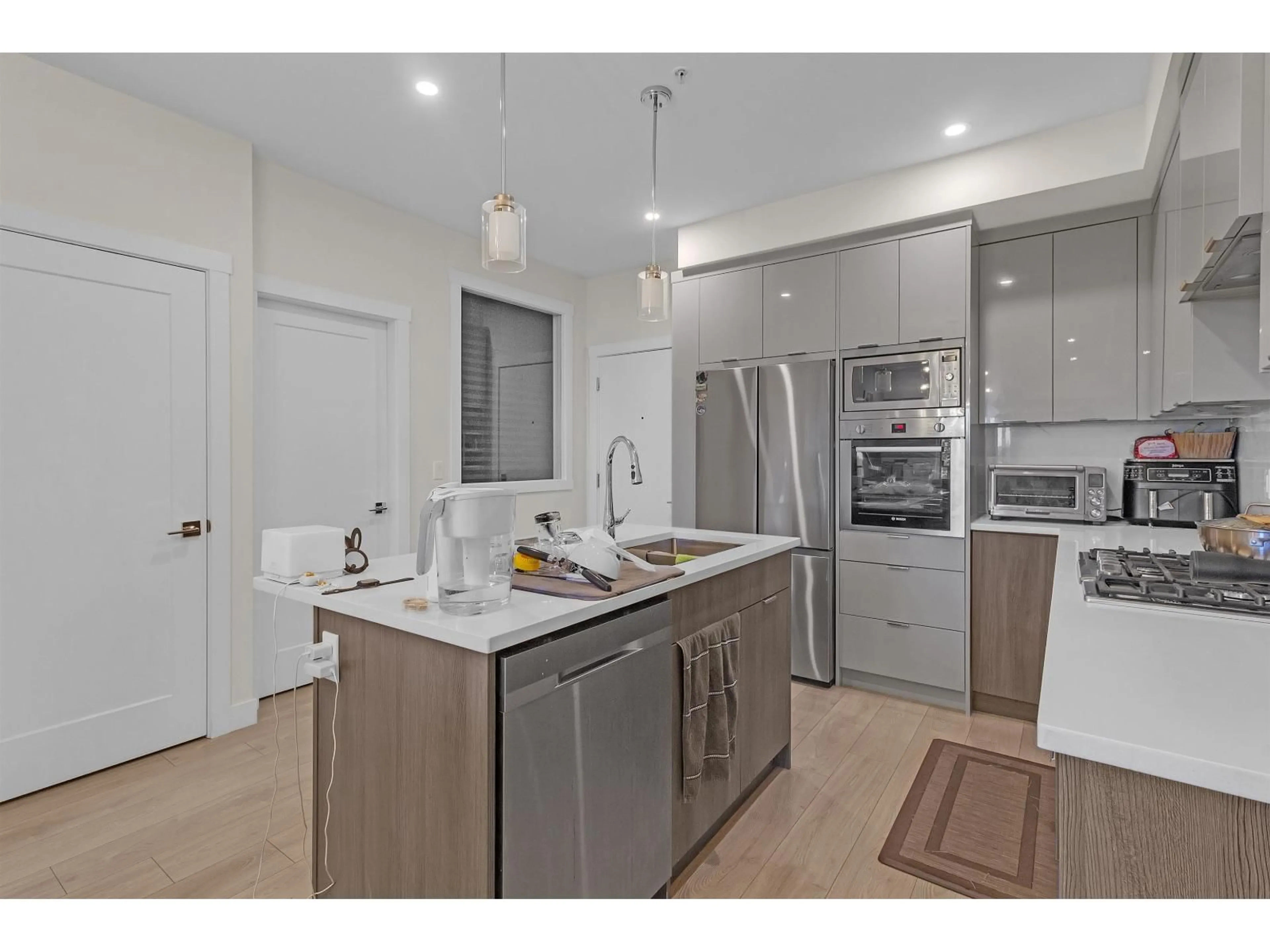 Open concept kitchen, unknown for 405 - 14438 72 AVENUE, Surrey British Columbia V3S0B6