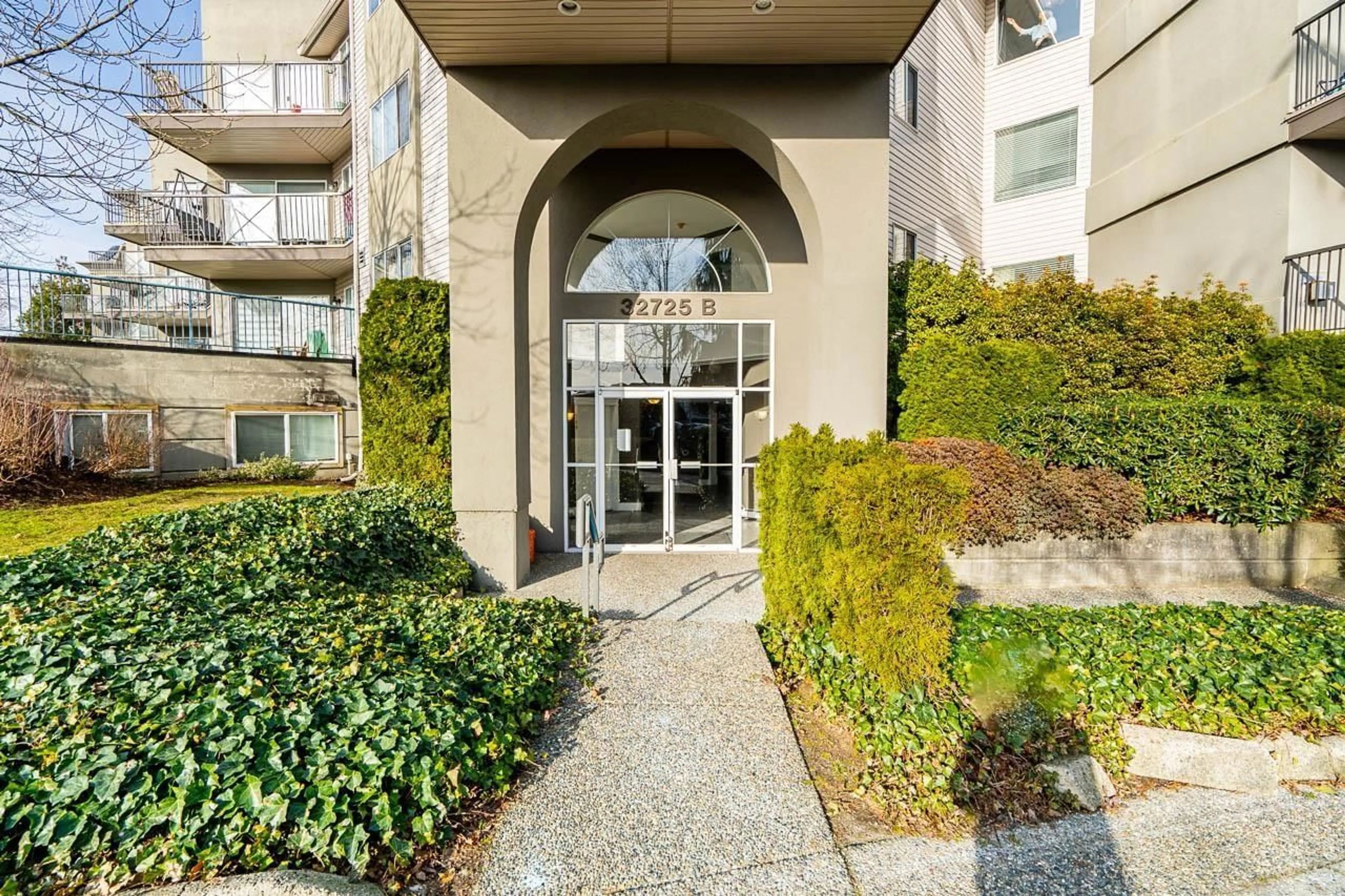 Indoor foyer for 322 - 32725 GEORGE FERGUSON WAY, Abbotsford British Columbia V2T5M5