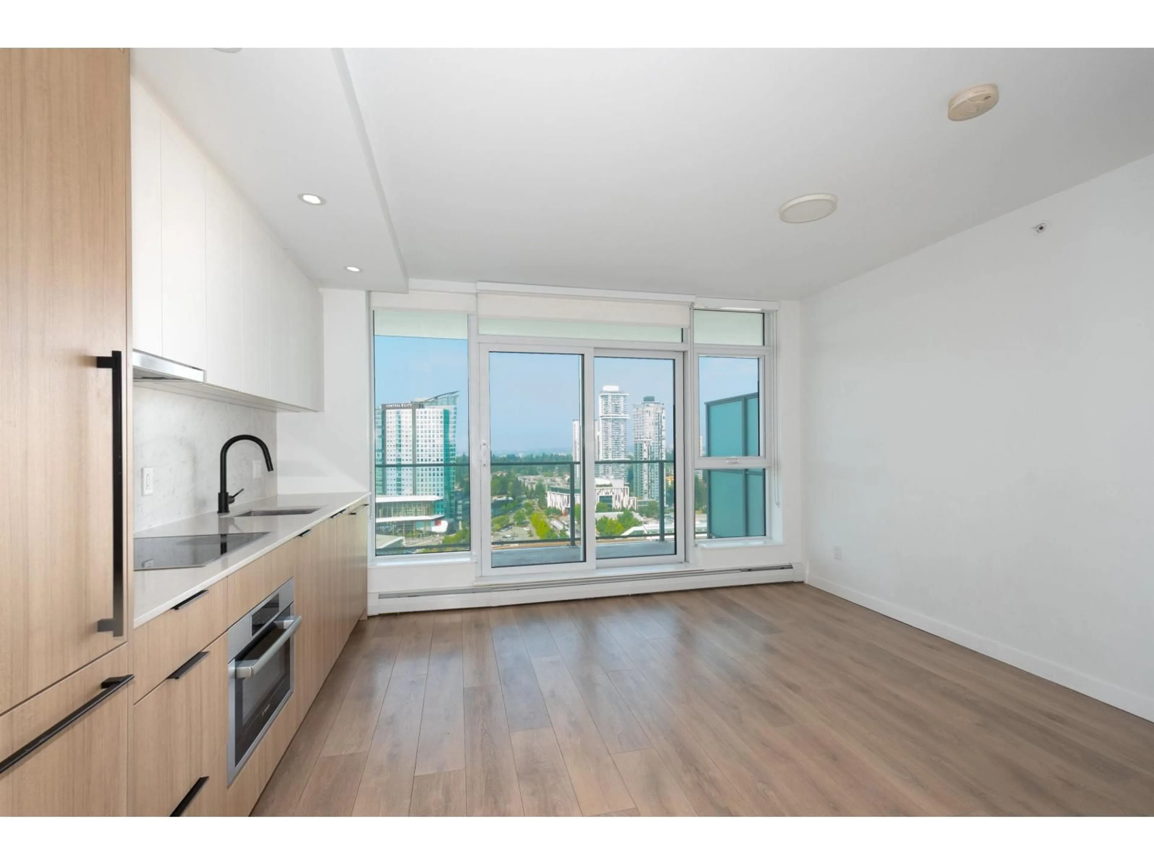 Standard kitchen, wood/laminate floor for 2509 - 13685 102 AVENUE, Surrey British Columbia V3T1N7