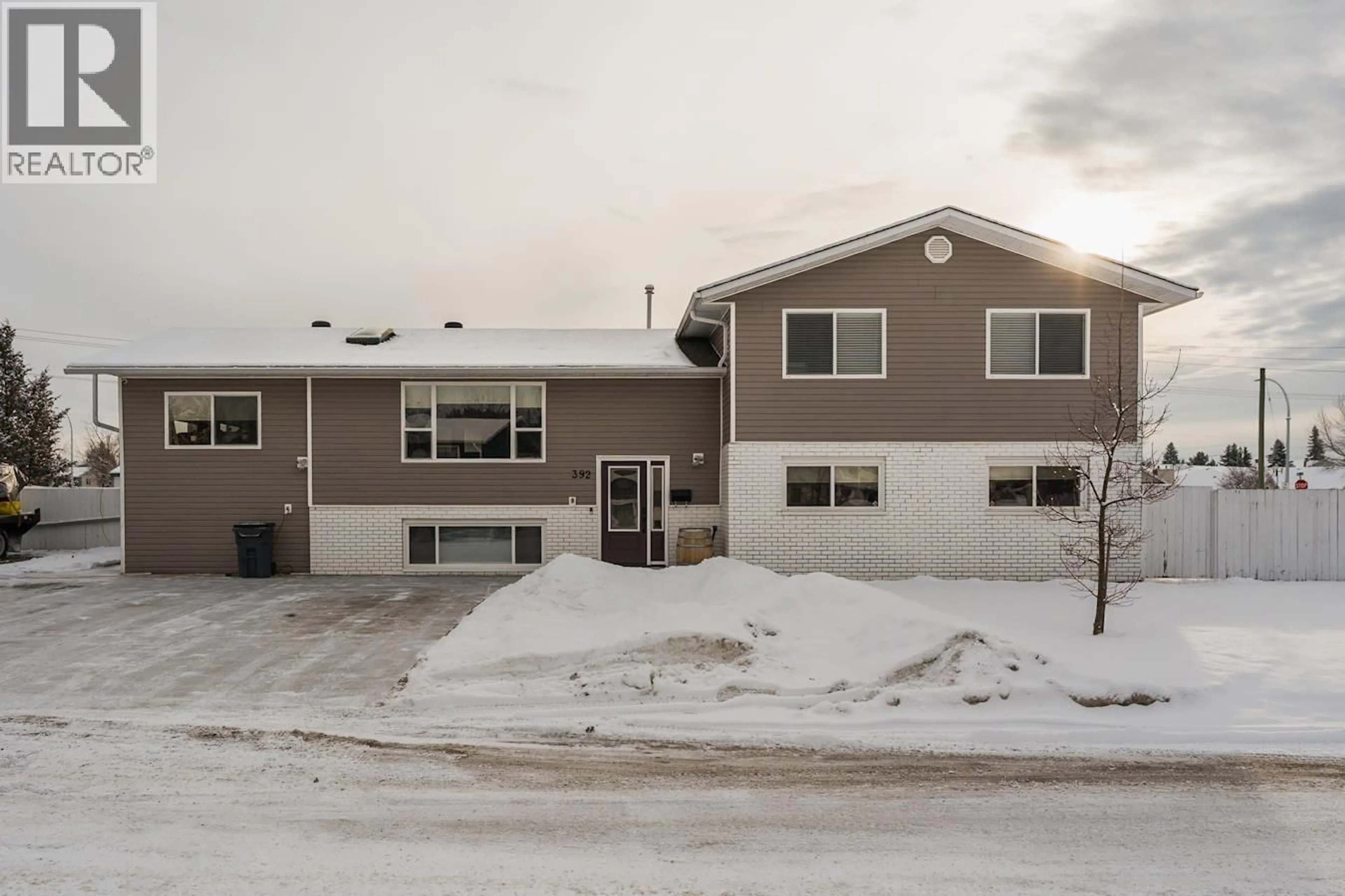 A pic from outside/outdoor area/front of a property/back of a property/a pic from drone, street for 392 GREEN PLACE, Prince George British Columbia V2M6A2