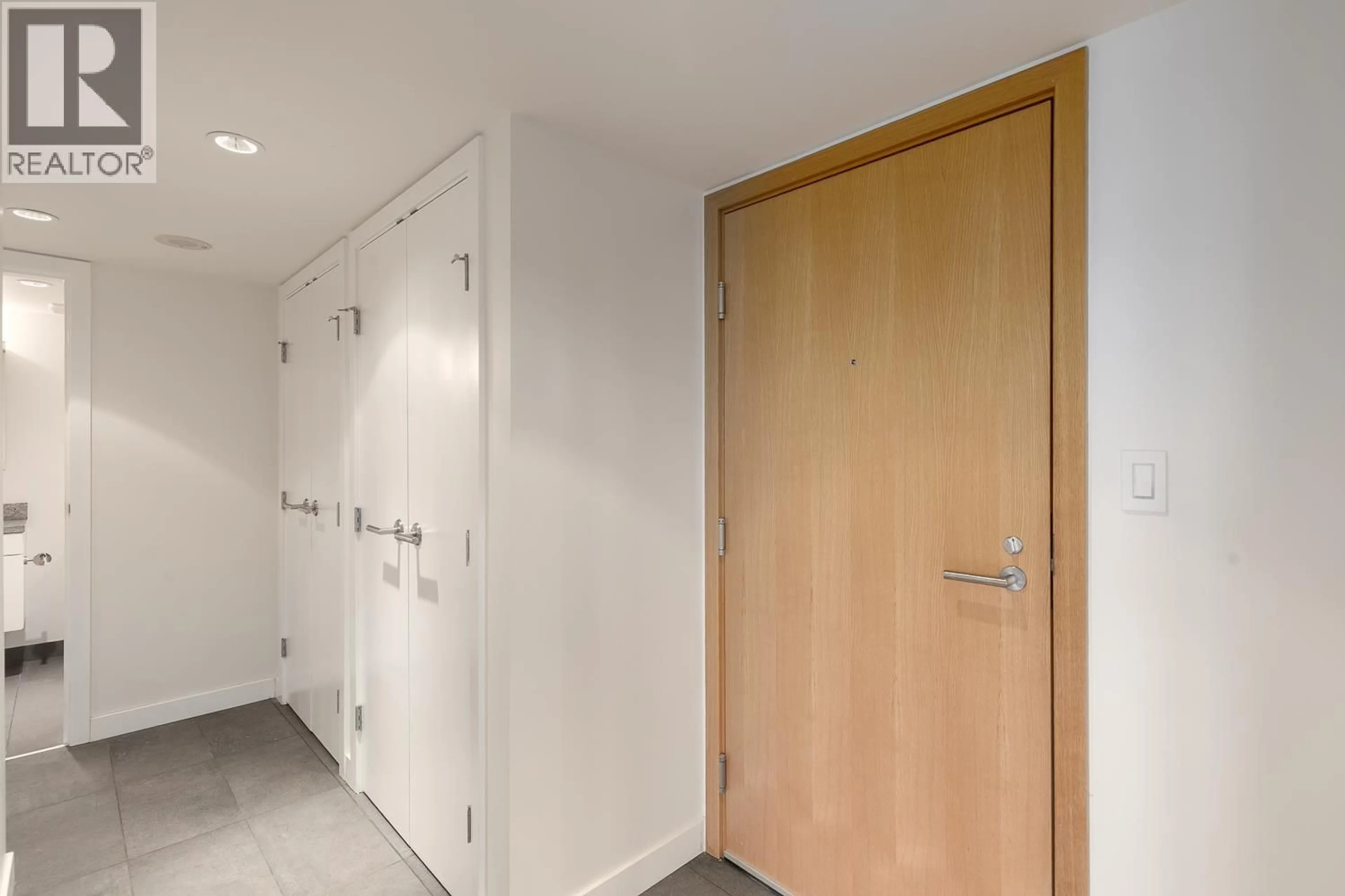 Indoor foyer for 917 - 188 KEEFER STREET, Vancouver British Columbia V6A0E3