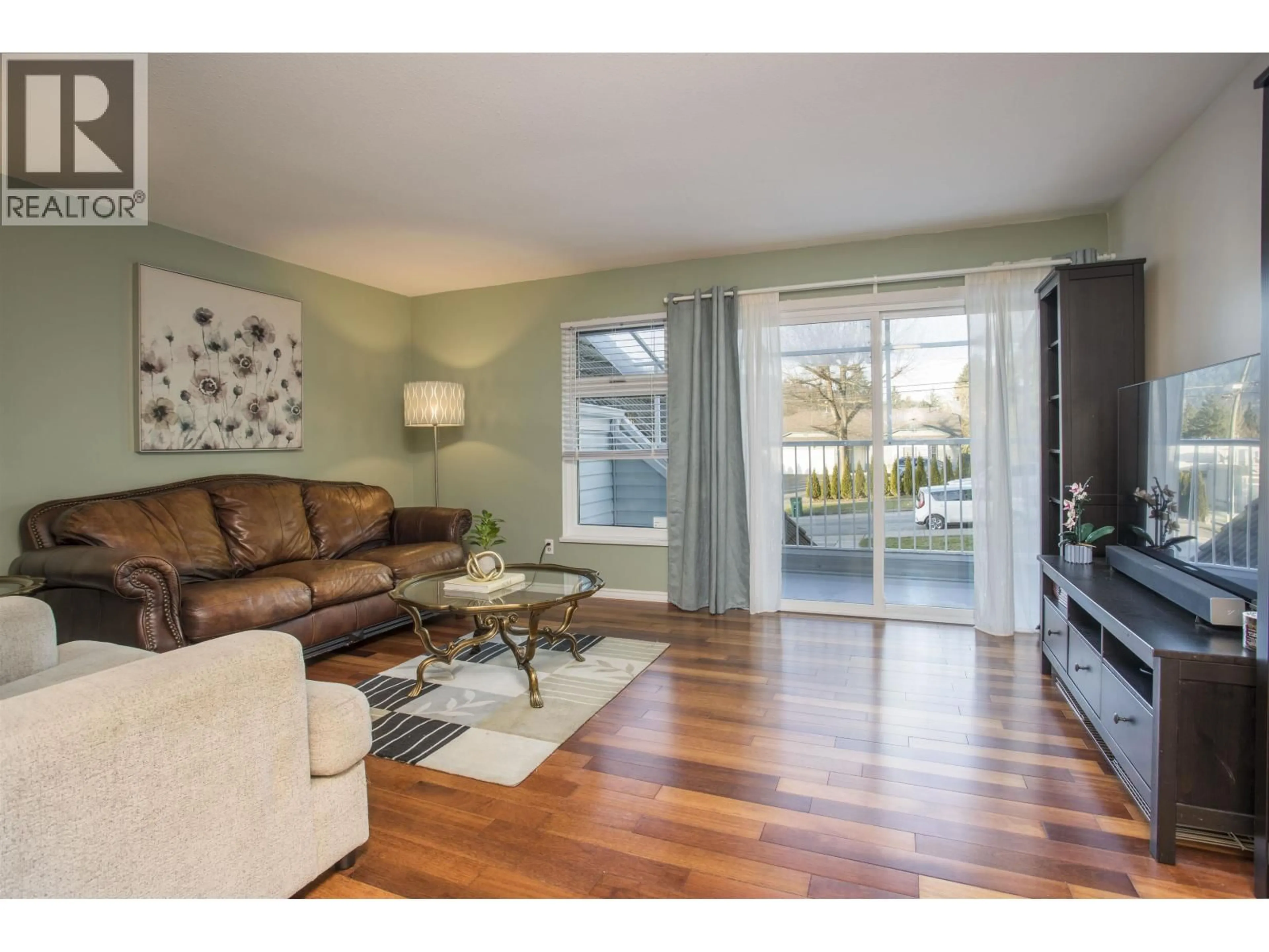 Living room with furniture, wood/laminate floor for 9890 LYNDHURST STREET, Burnaby British Columbia V3J1G1