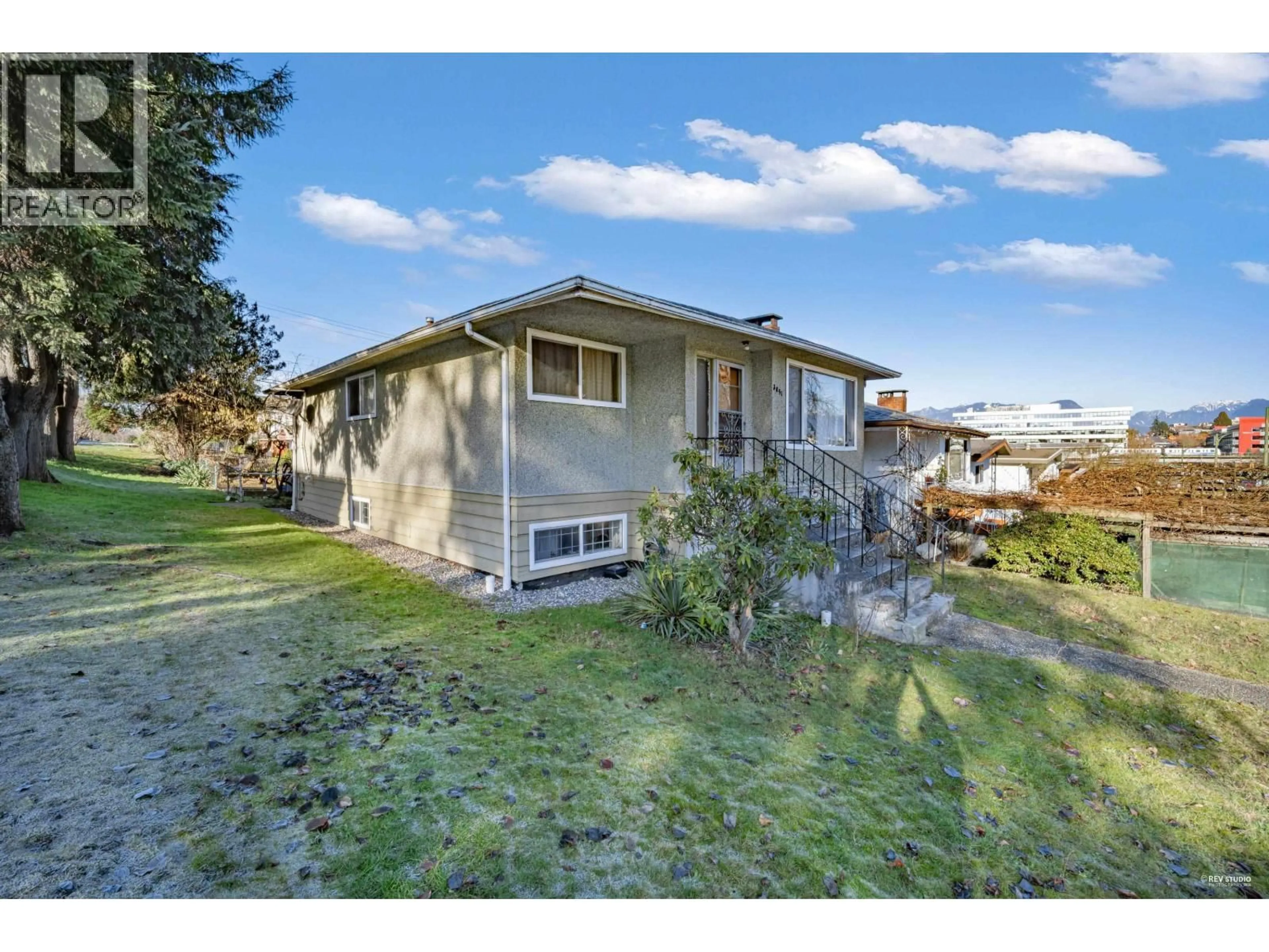 A pic from outside/outdoor area/front of a property/back of a property/a pic from drone, unknown for 3091 RENFREW STREET, Vancouver British Columbia V5M3K7