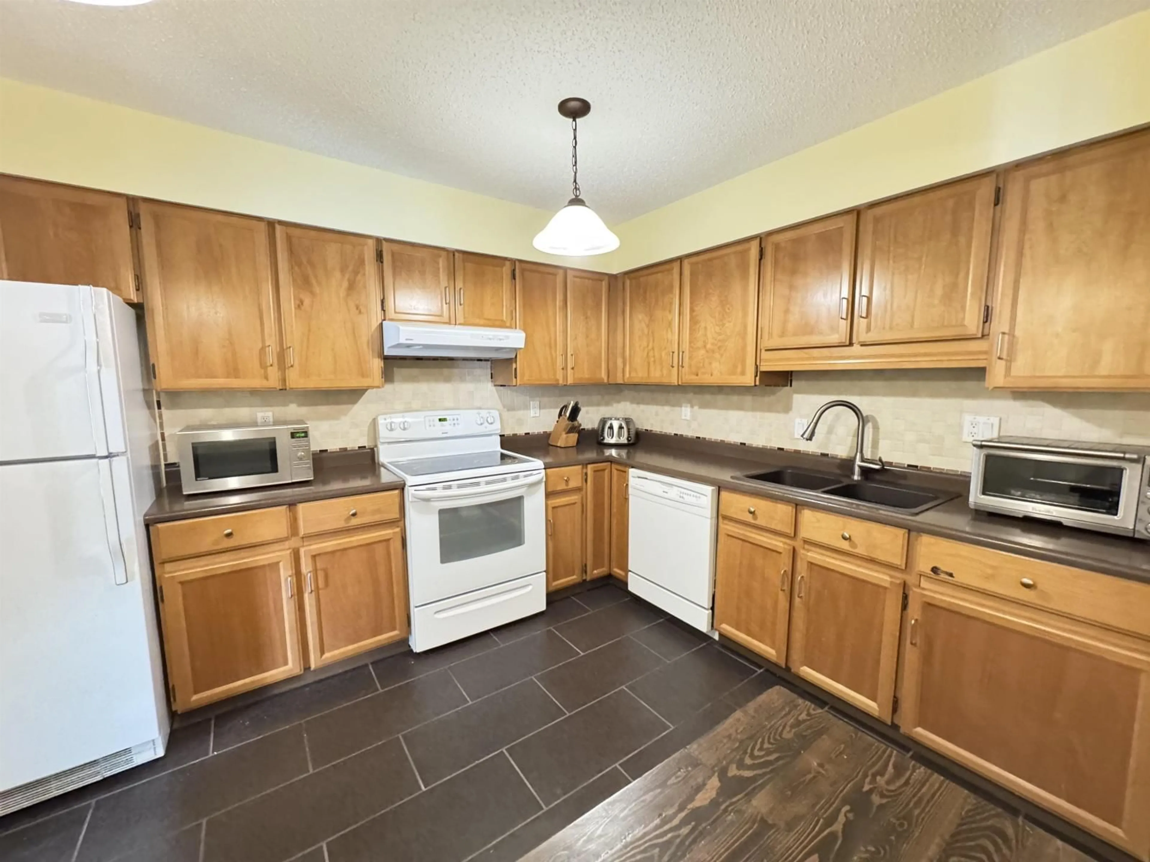 Standard kitchen, ceramic/tile floor for 106 - 33490 COTTAGE LANE, Abbotsford British Columbia V2S6B8
