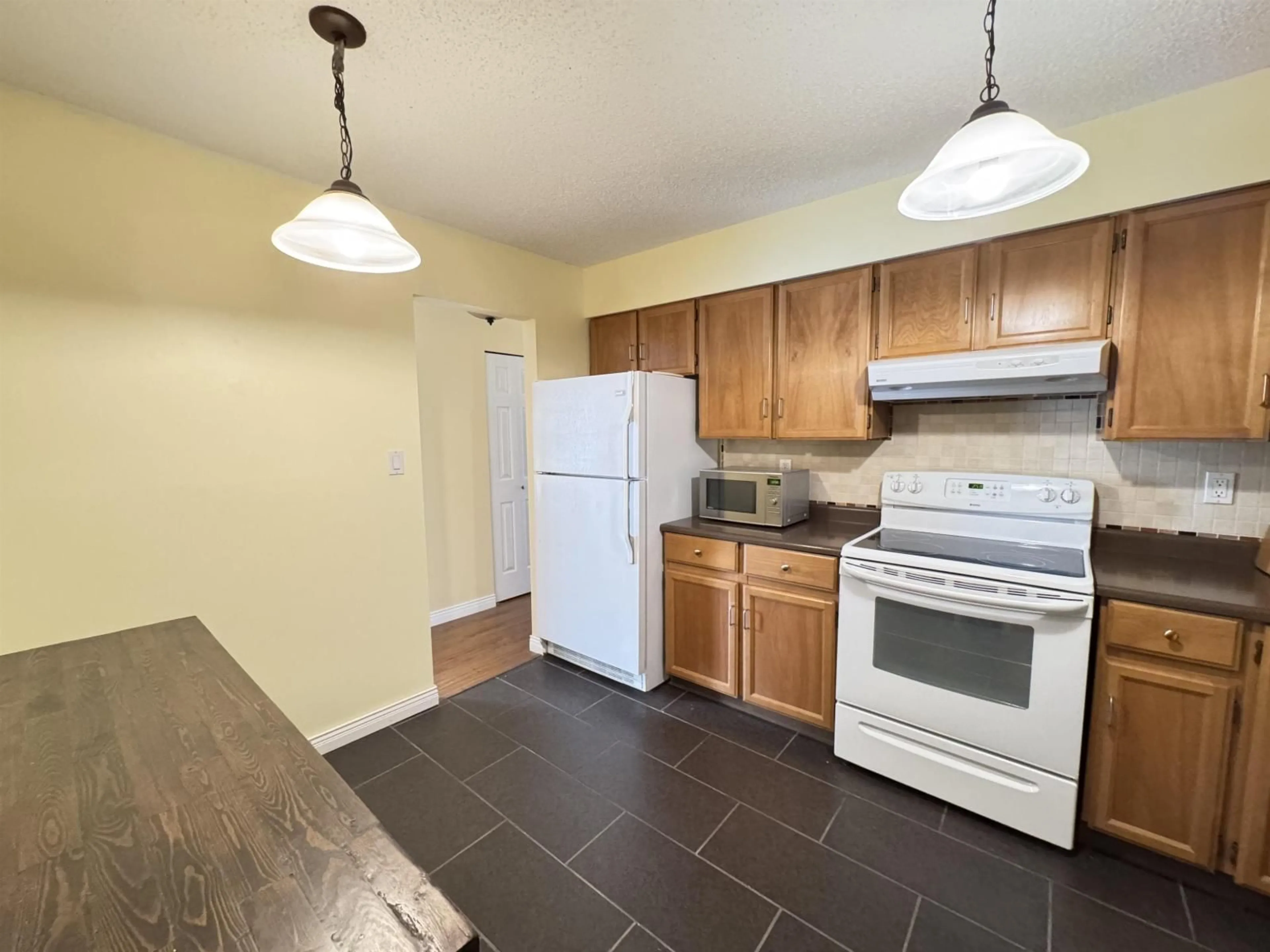 Standard kitchen, unknown for 106 - 33490 COTTAGE LANE, Abbotsford British Columbia V2S6B8