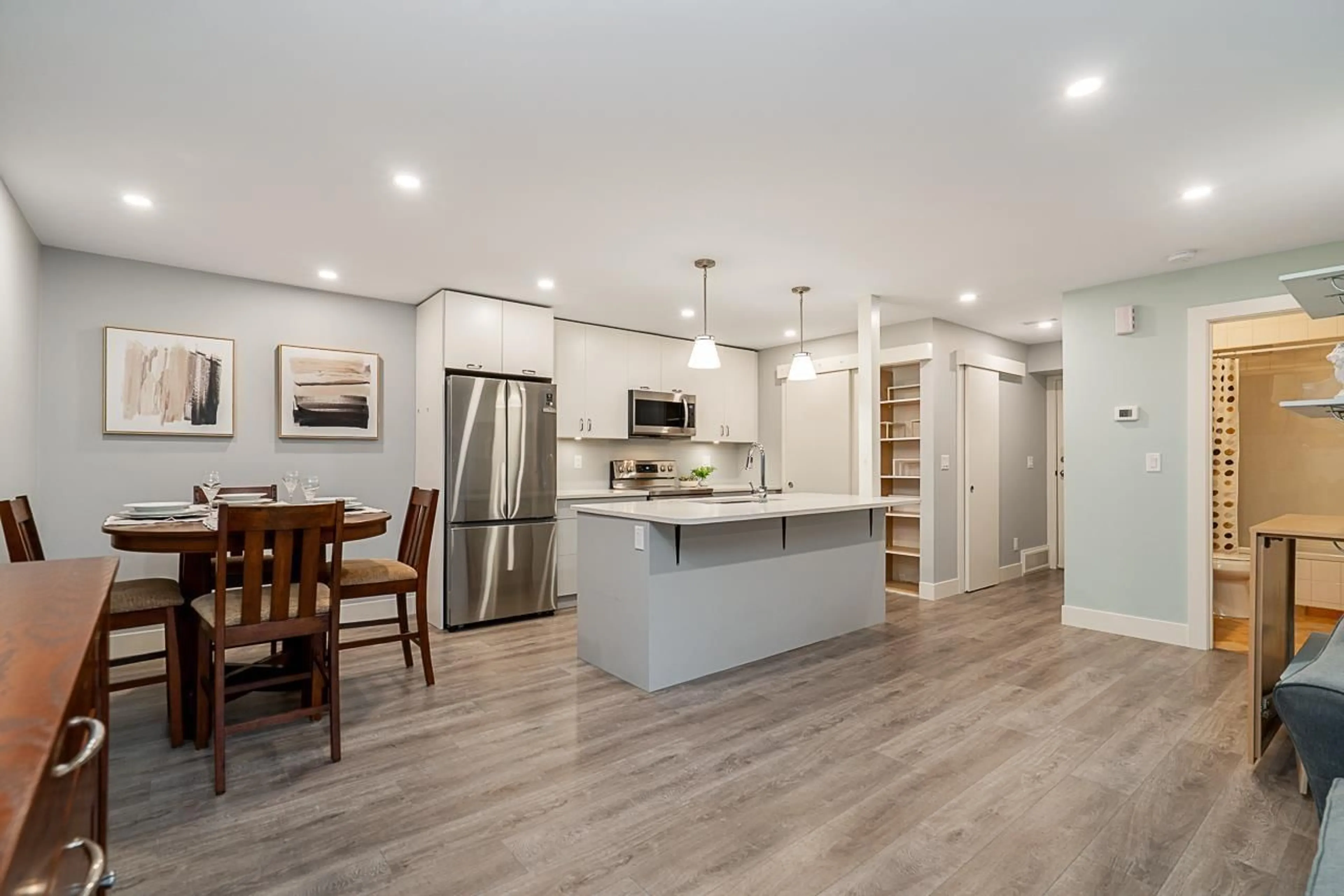 Open concept kitchen, wood/laminate floor for 1422 - 34909 OLD YALE ROAD, Abbotsford British Columbia V3G2E7