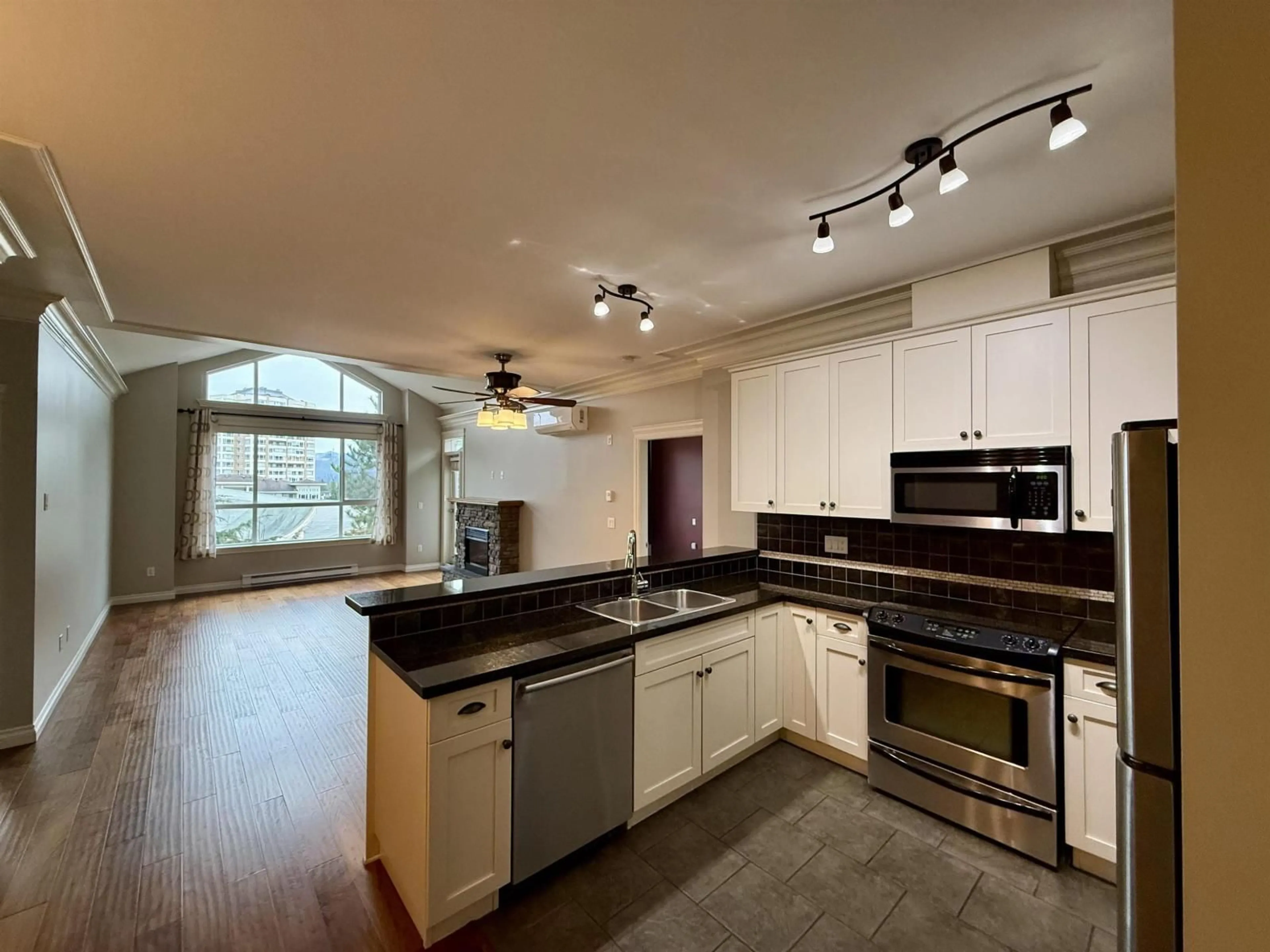 Open concept kitchen, unknown for 412 - 32729 GARIBALDI DRIVE, Abbotsford British Columbia V2T0A6