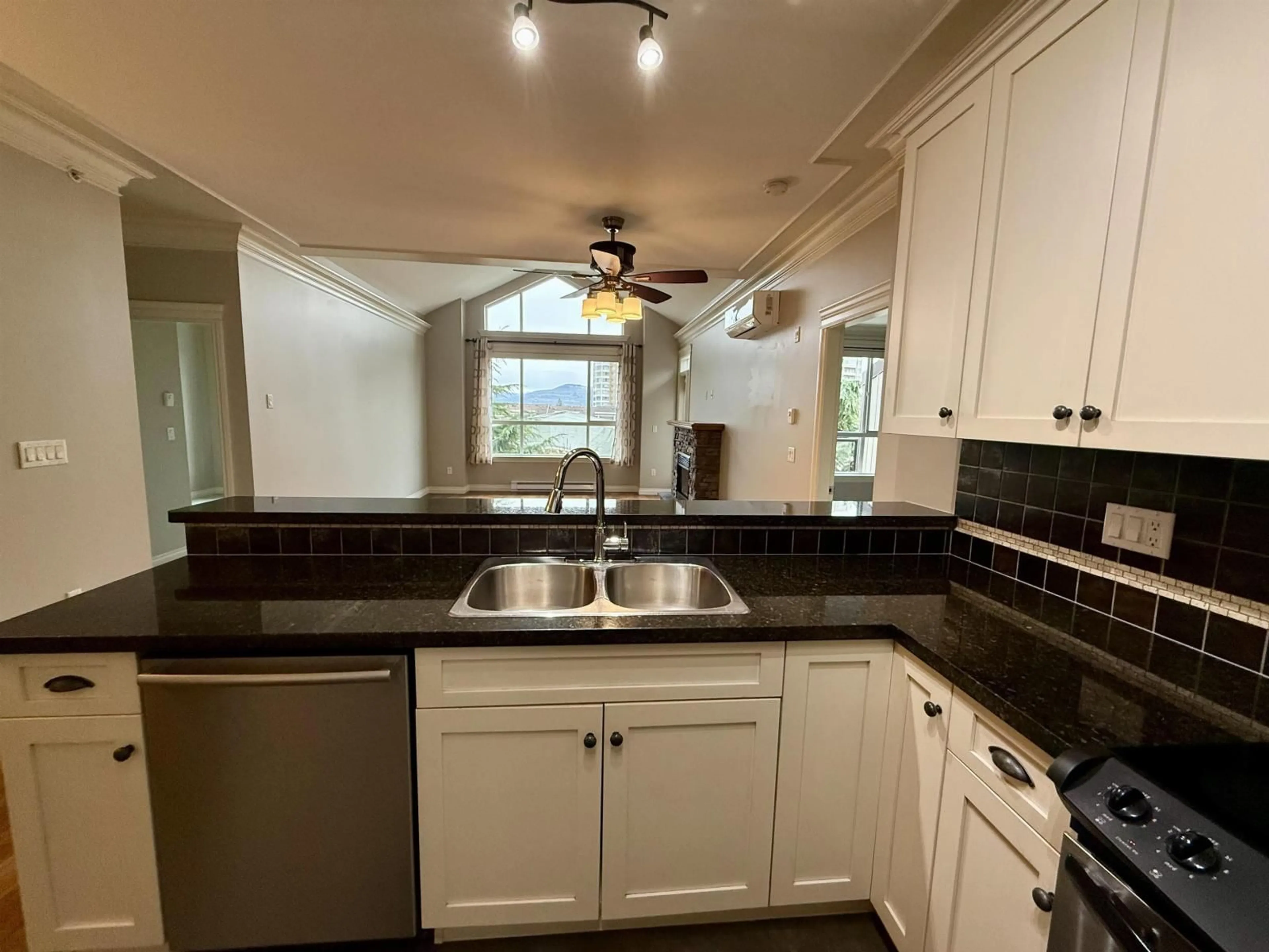 Standard kitchen, ceramic/tile floor for 412 - 32729 GARIBALDI DRIVE, Abbotsford British Columbia V2T0A6