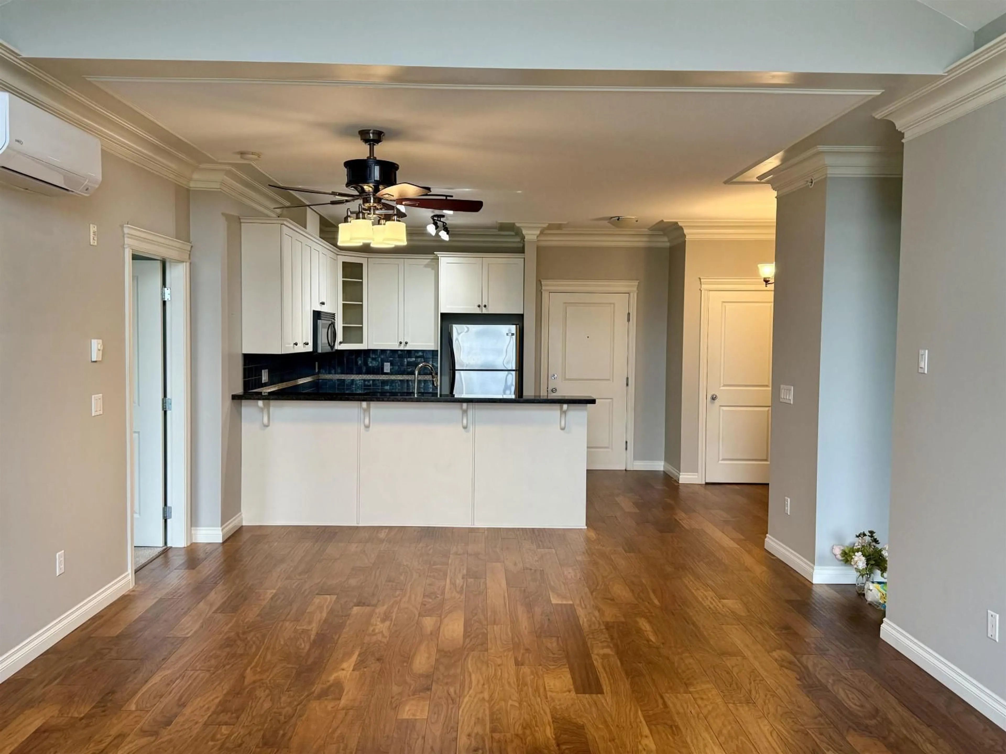 Open concept kitchen, wood/laminate floor for 412 - 32729 GARIBALDI DRIVE, Abbotsford British Columbia V2T0A6