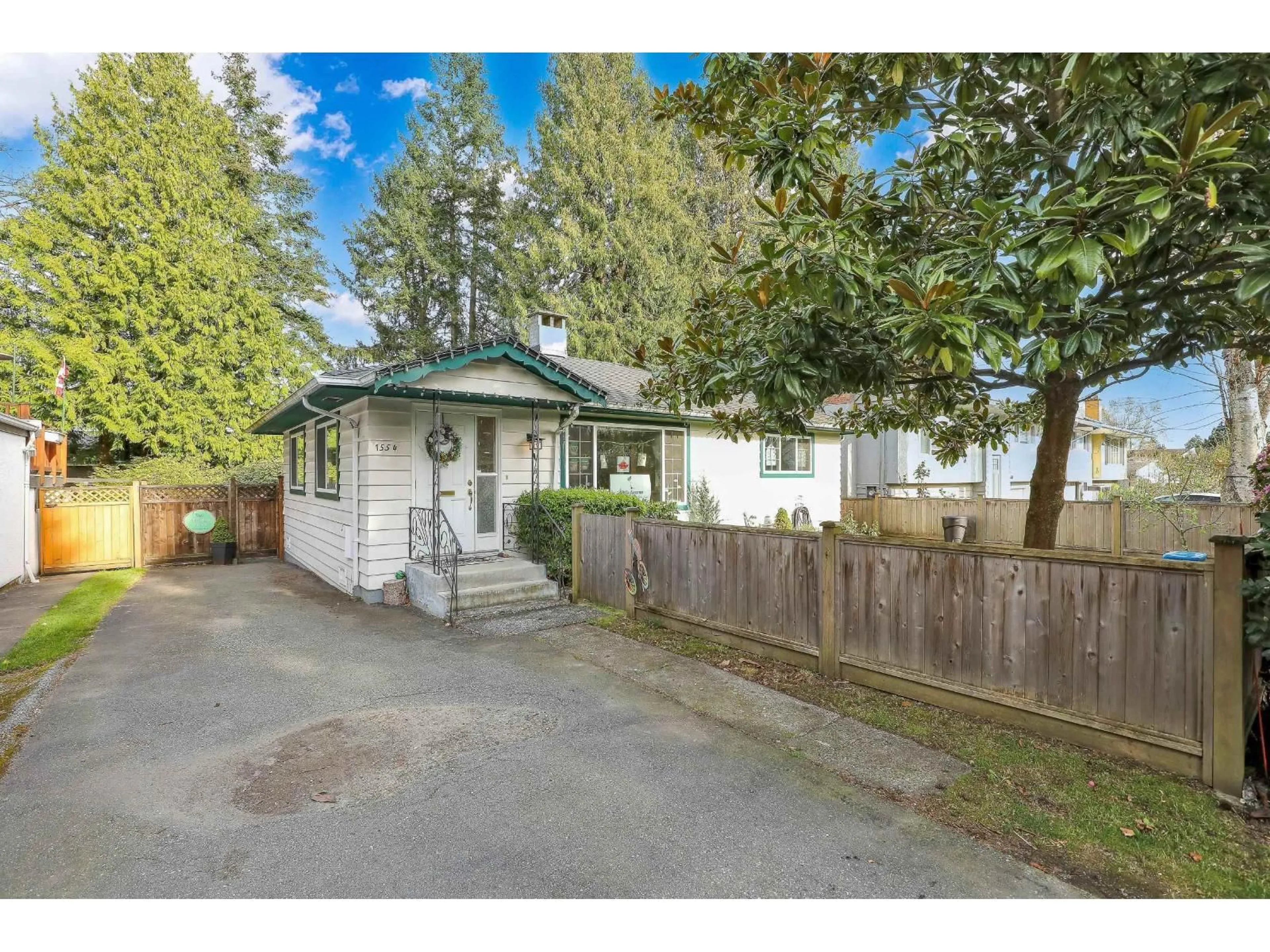 A pic from outside/outdoor area/front of a property/back of a property/a pic from drone, street for 1554 STEVENS STREET, White Rock British Columbia V4B4Y5