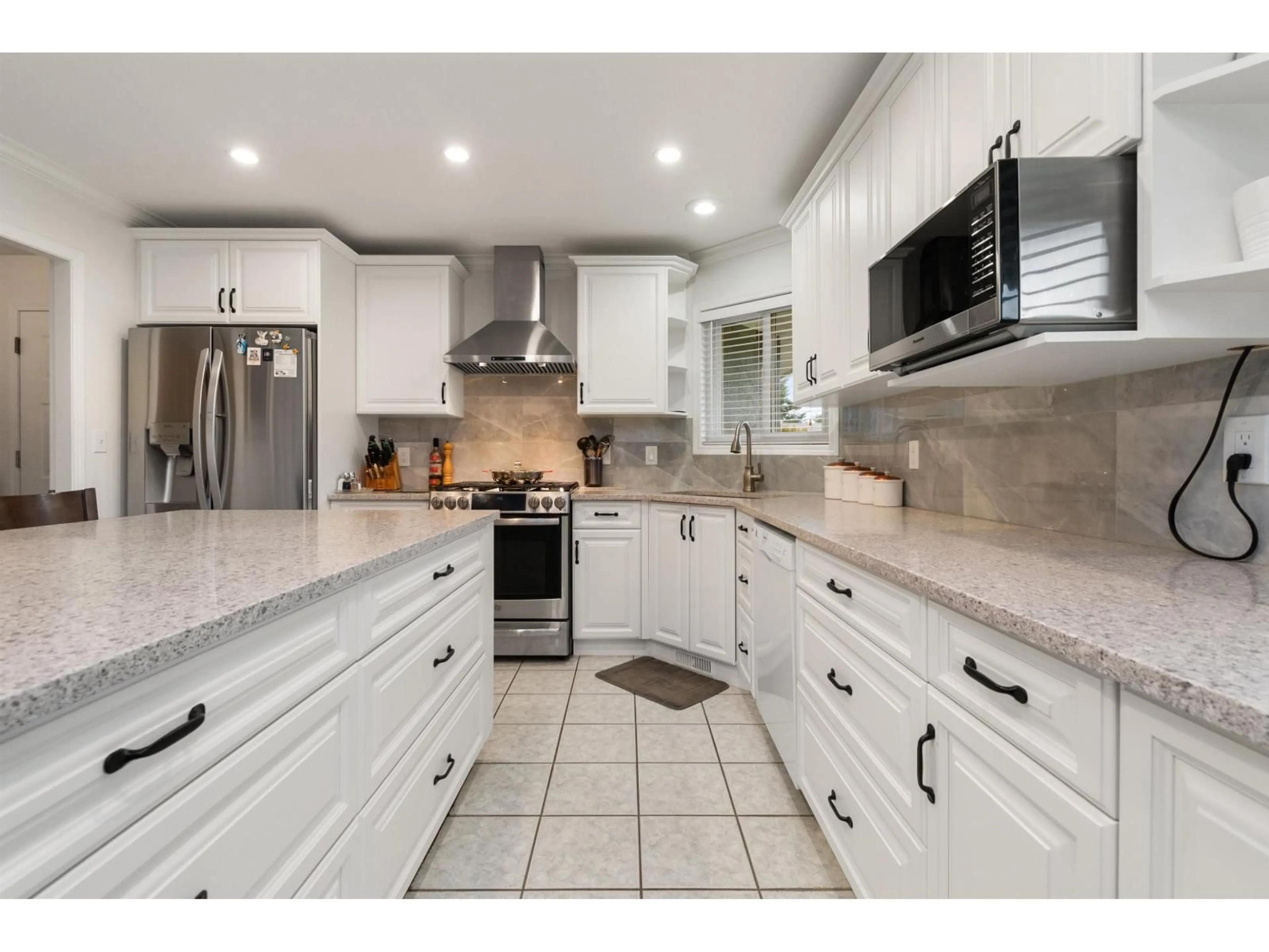 Open concept kitchen, ceramic/tile floor for 6792 HENRY STREET, Chilliwack British Columbia V2R2W1