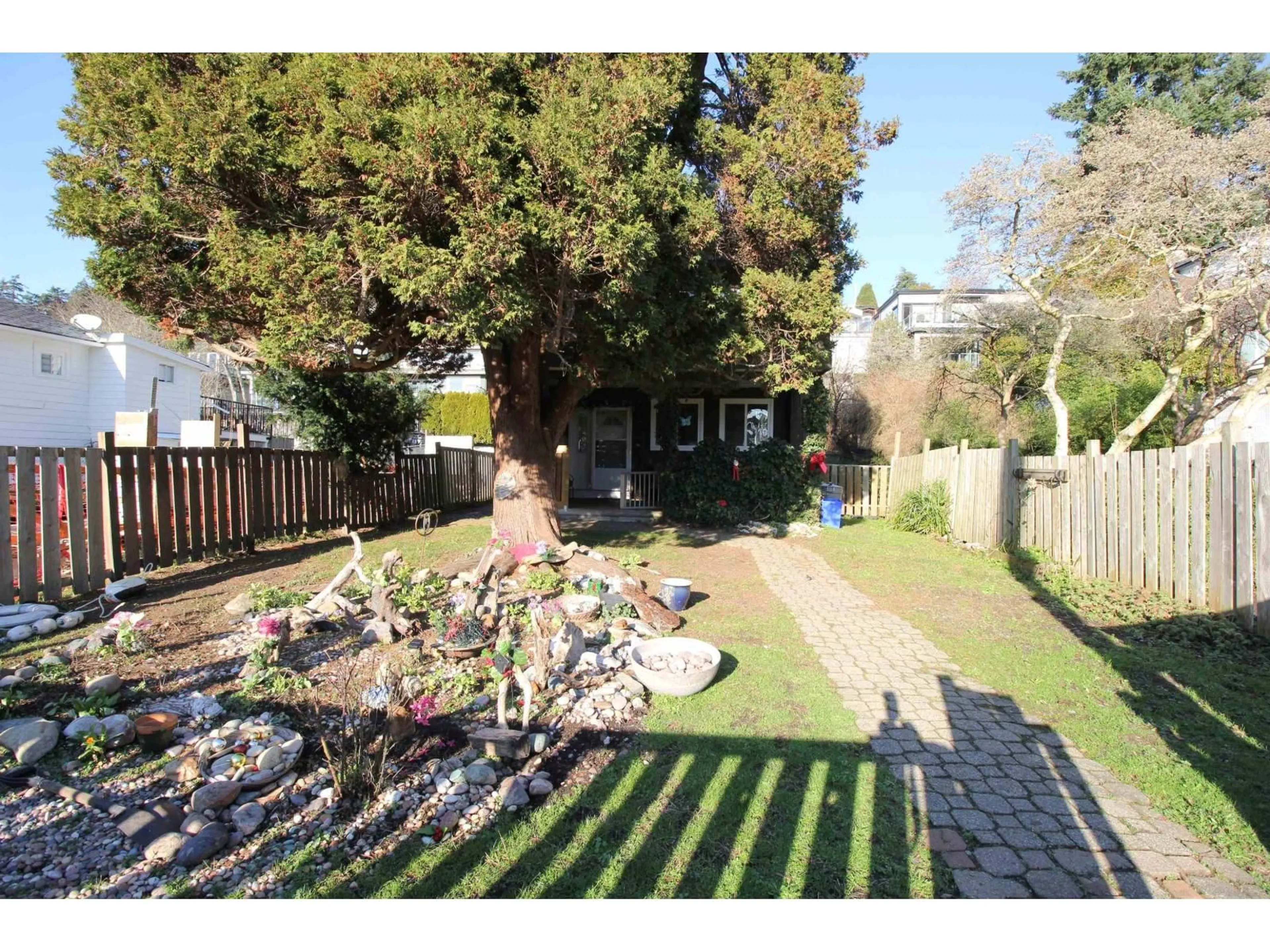 A pic from outside/outdoor area/front of a property/back of a property/a pic from drone, street for 14737 GORDON AVENUE, White Rock British Columbia V4B2A6