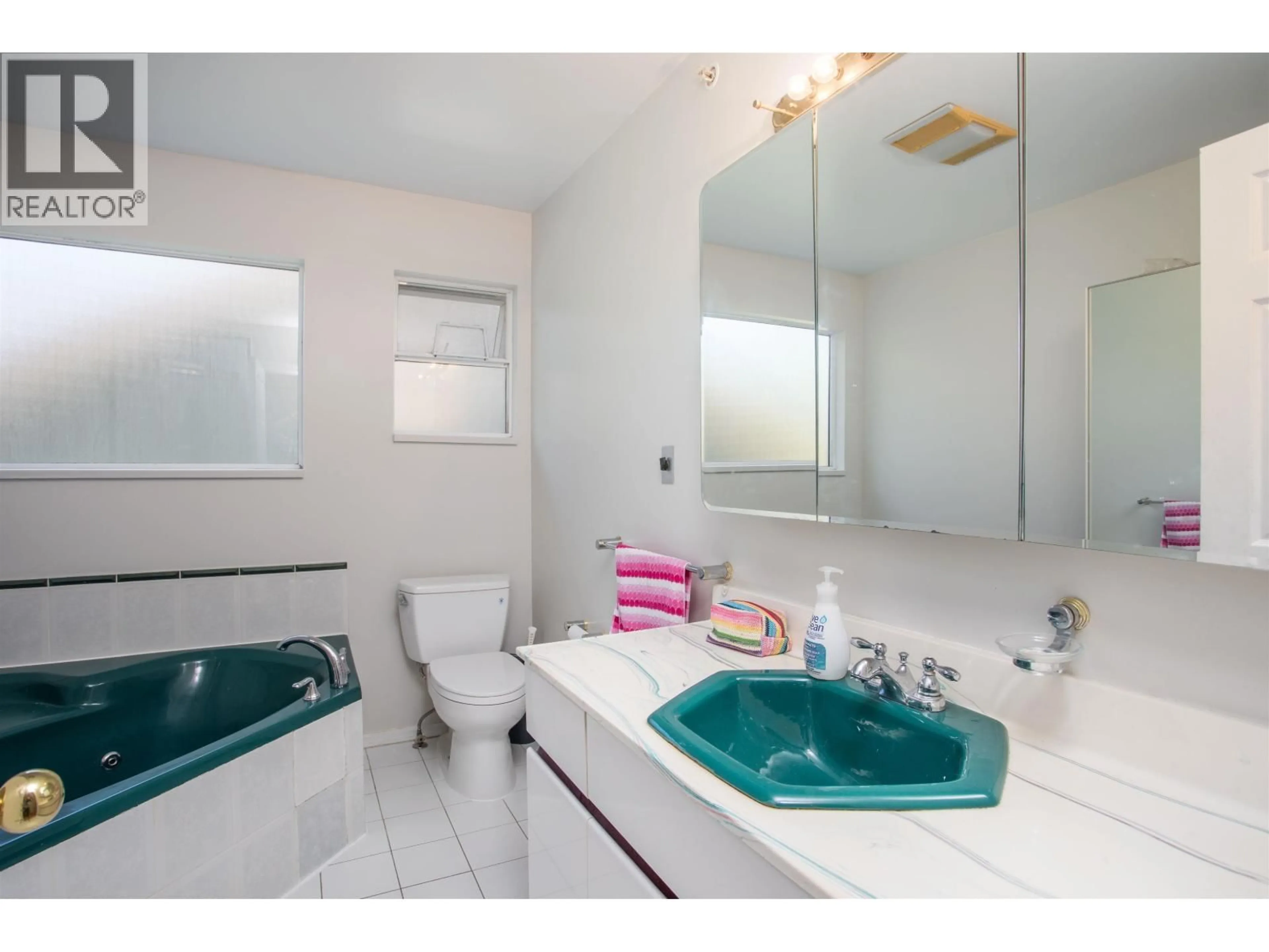 Standard bathroom, ceramic/tile floor for 2945 12TH AVENUE, Vancouver British Columbia V6K2R2