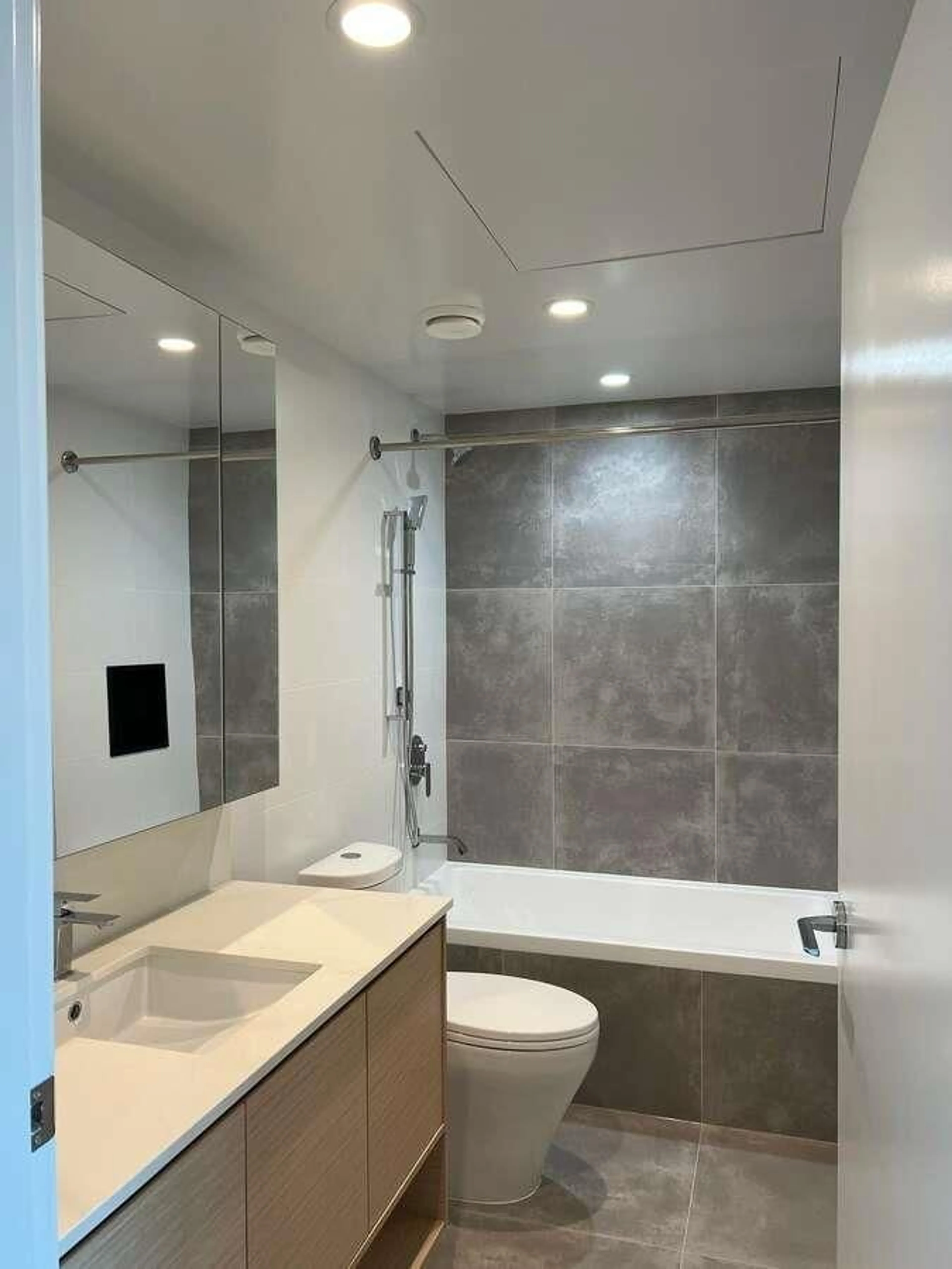 Standard bathroom, ceramic/tile floor for 507 - 13725 GEORGE JUNCTION, Surrey British Columbia V3T0V7