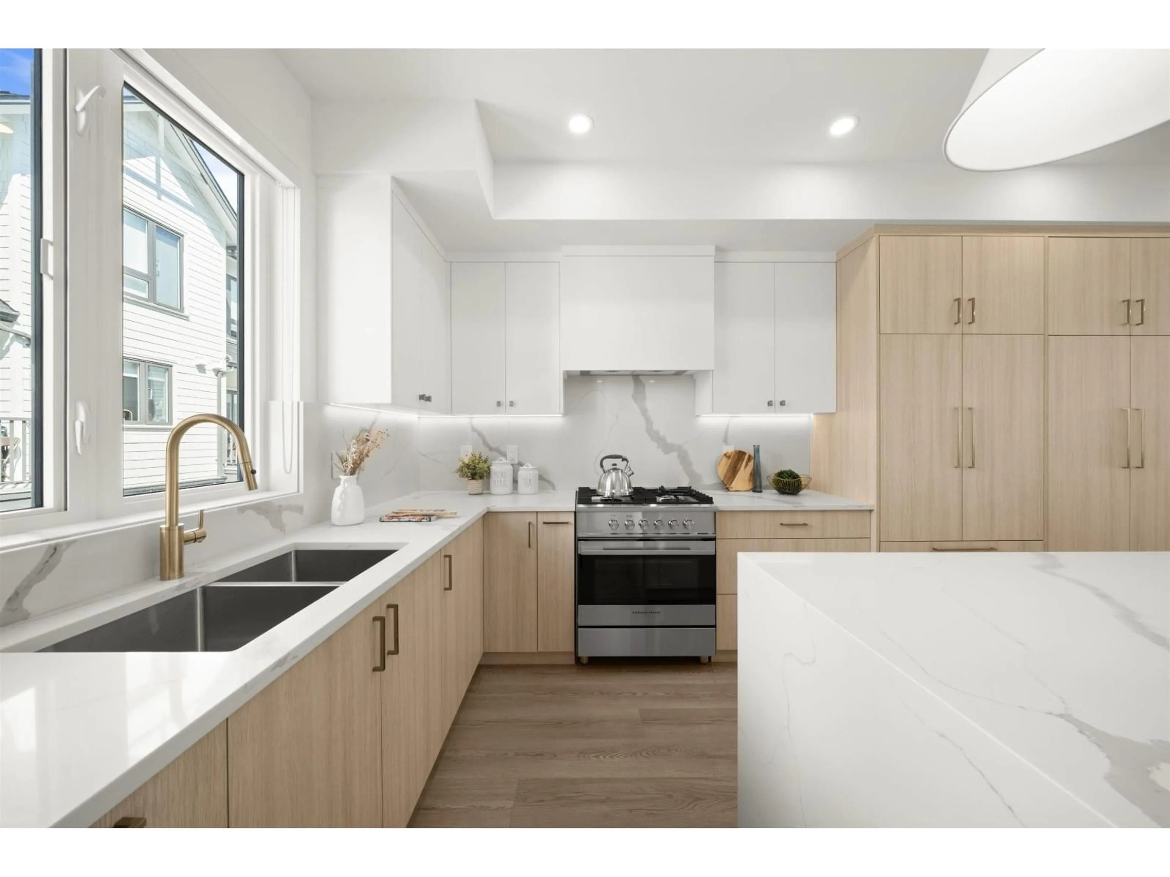 Contemporary kitchen, unknown for 21 - 16358 90 AVENUE, Surrey British Columbia V4N1A1