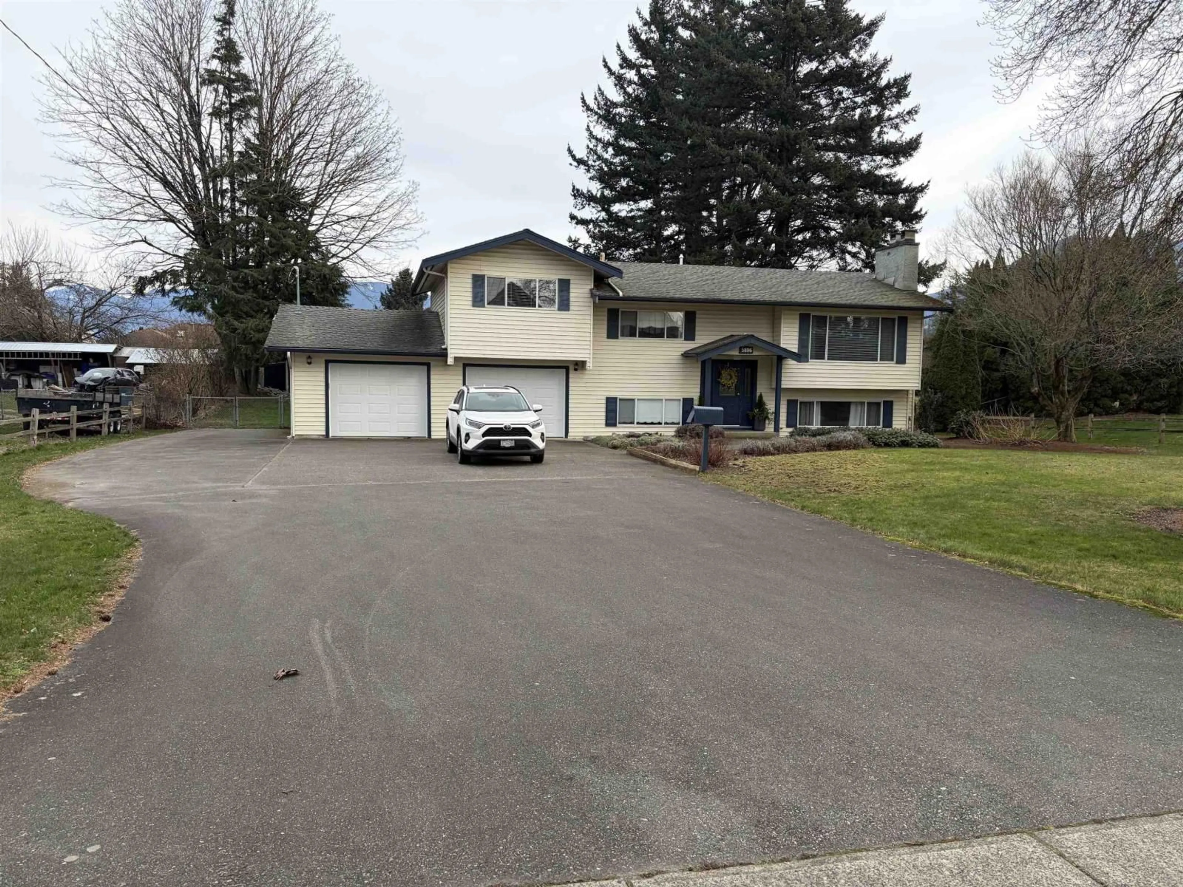 A pic from outside/outdoor area/front of a property/back of a property/a pic from drone, street for 5896 CARTER ROAD, Chilliwack British Columbia V2R3J8
