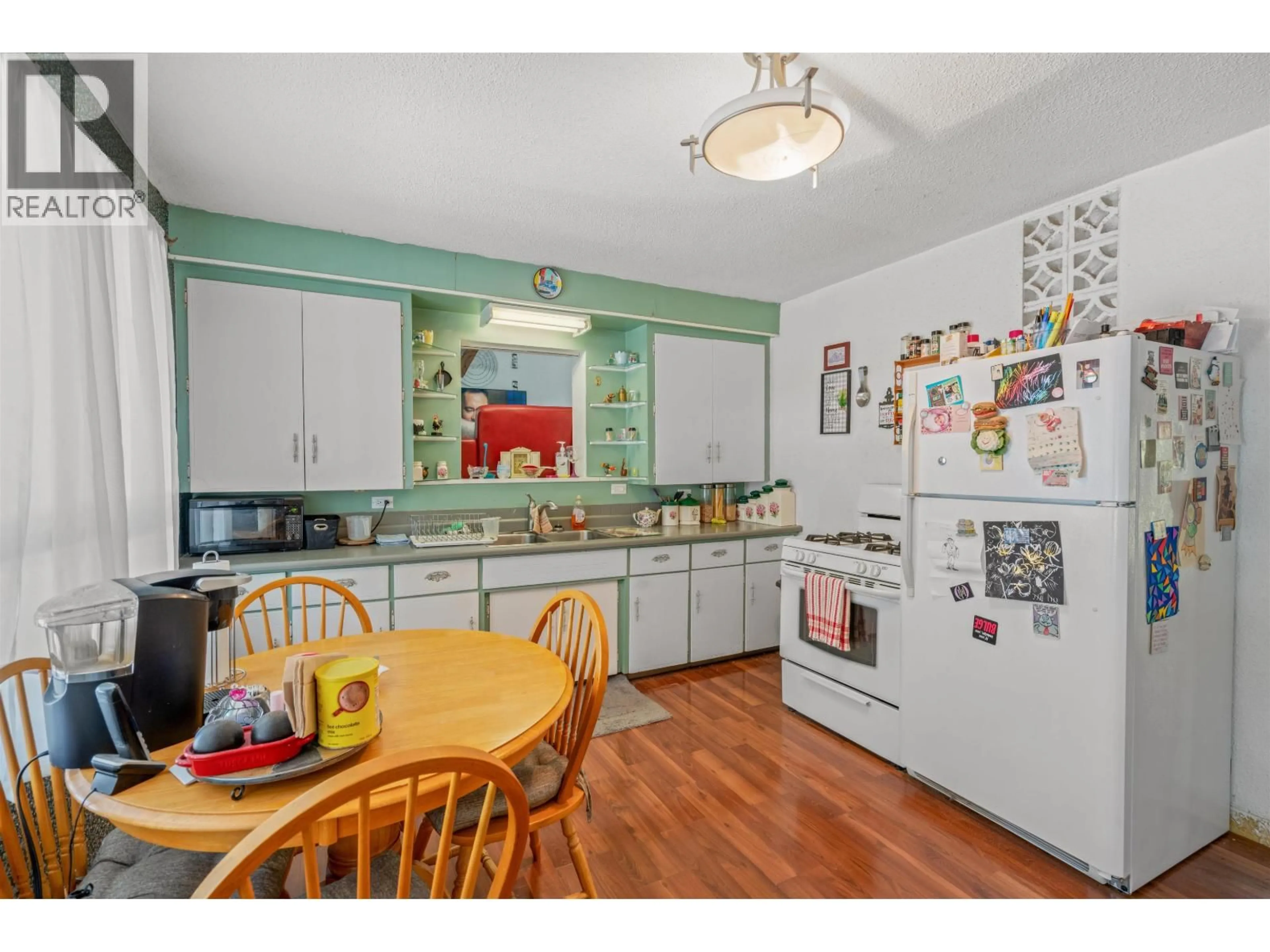 Standard kitchen, unknown for 2072 4TH AVENUE, Prince George British Columbia V2M1H9